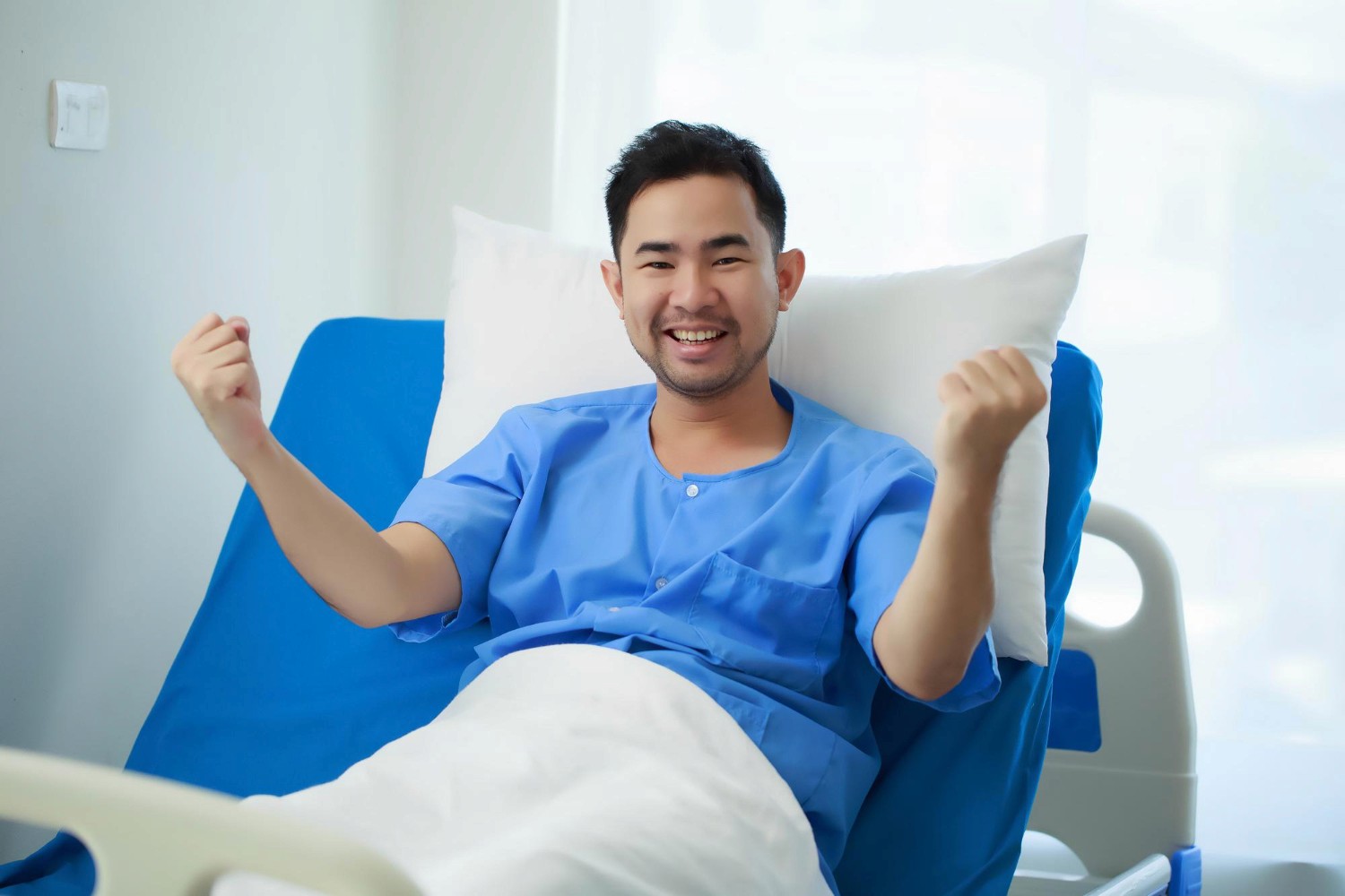 個人及家庭保障賠償案例配圖：亞洲企業主與家人，突顯危疾賠償、醫療保障及家庭財務支援 / Personal and family protection case image showing an Asian business owner with family, highlighting critical illness payout, medical coverage and family financial suppor