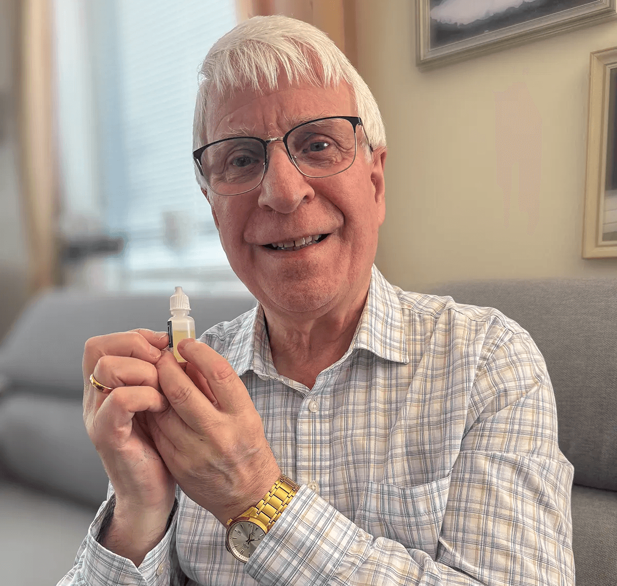 Svein-Magne med en flaske salve olje som har blitt fulgt opp på nytt mirakuløst.