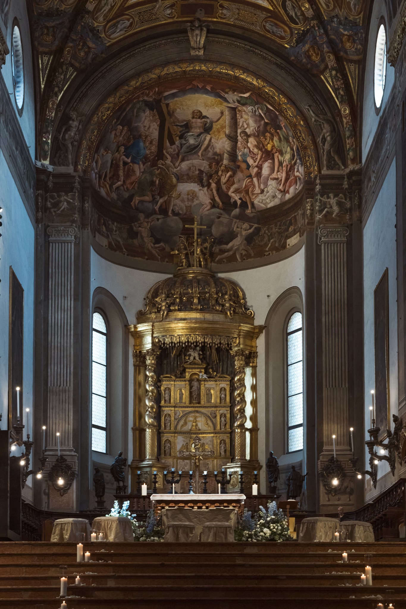 Interno della chiesa con altare dorato, affreschi nella volta e candele accese per la cerimonia nuziale