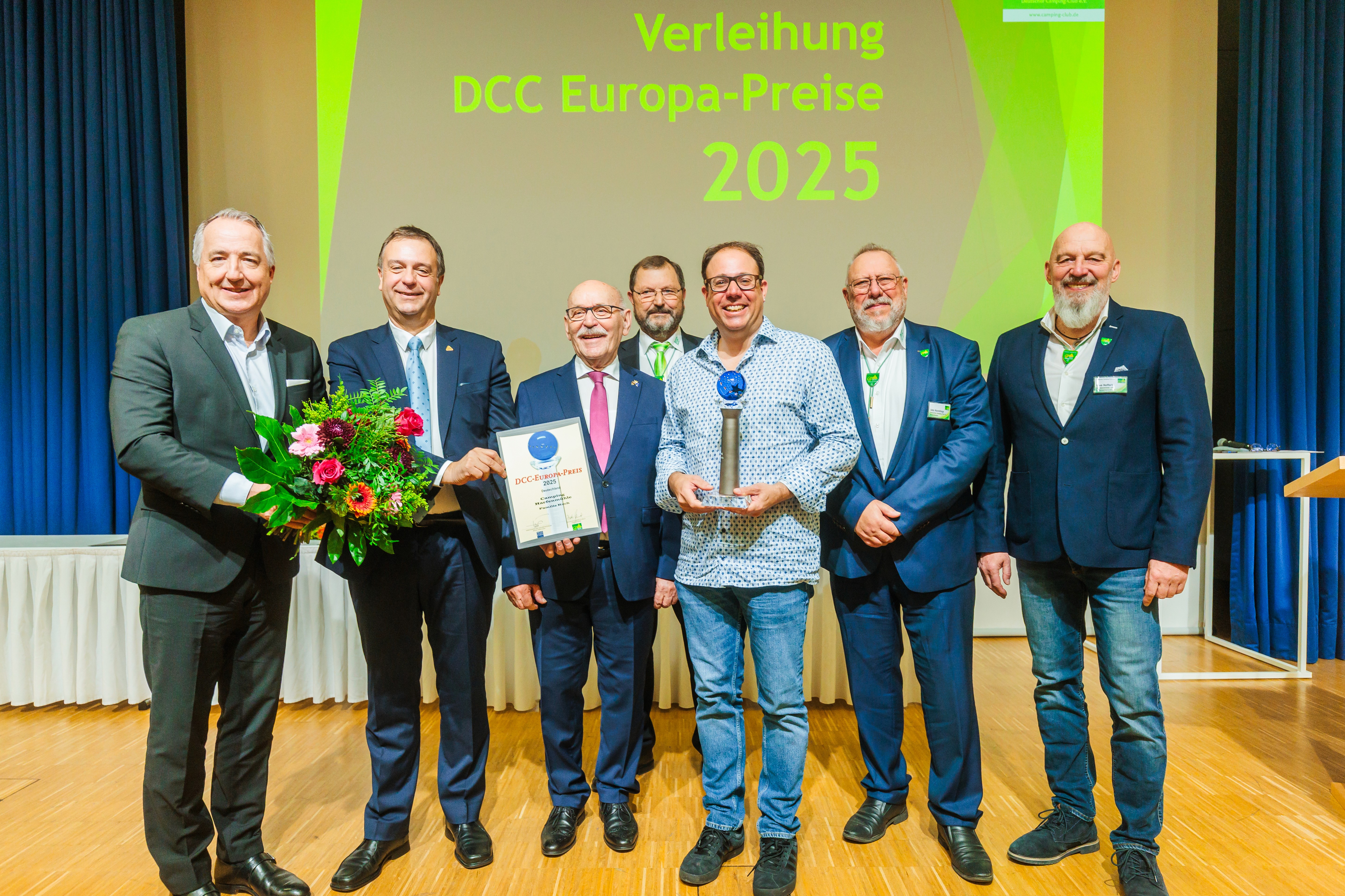 Timo nimmt den DCC Europreis in Essen entgegen vom DCC Präsidium und Bürgermeister der Stadt Essen