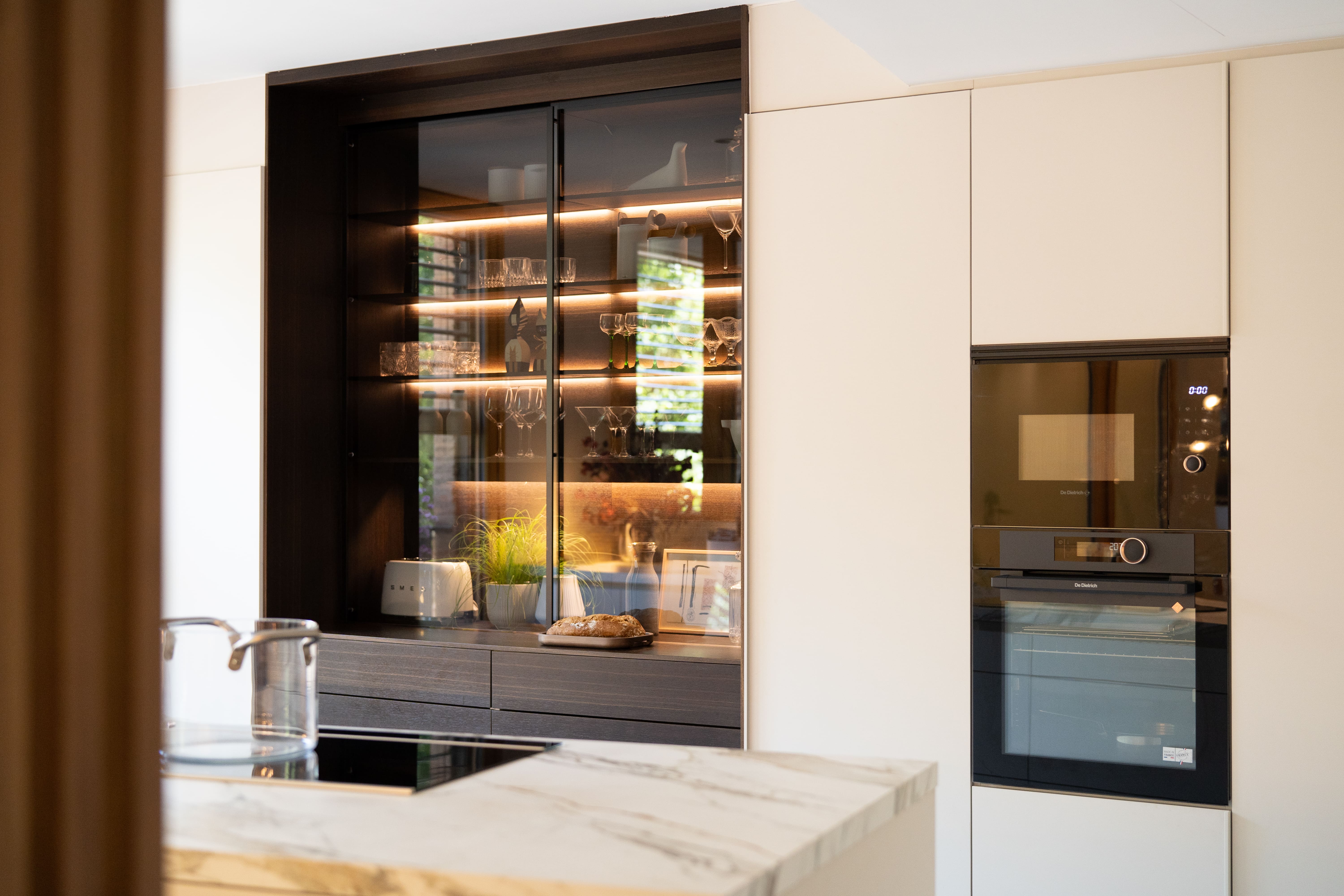 Cocina Santos con armarios acristalados y encimeras de mármol