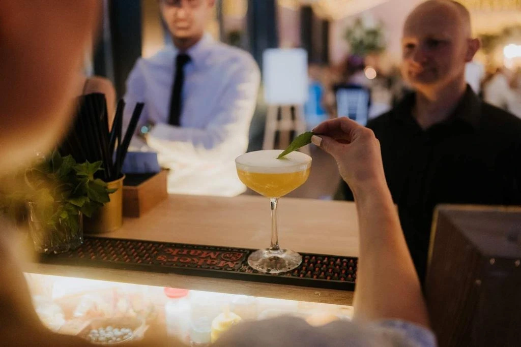 Mobilny drink bar na weselu, serwujący eleganckei koktajle gościom