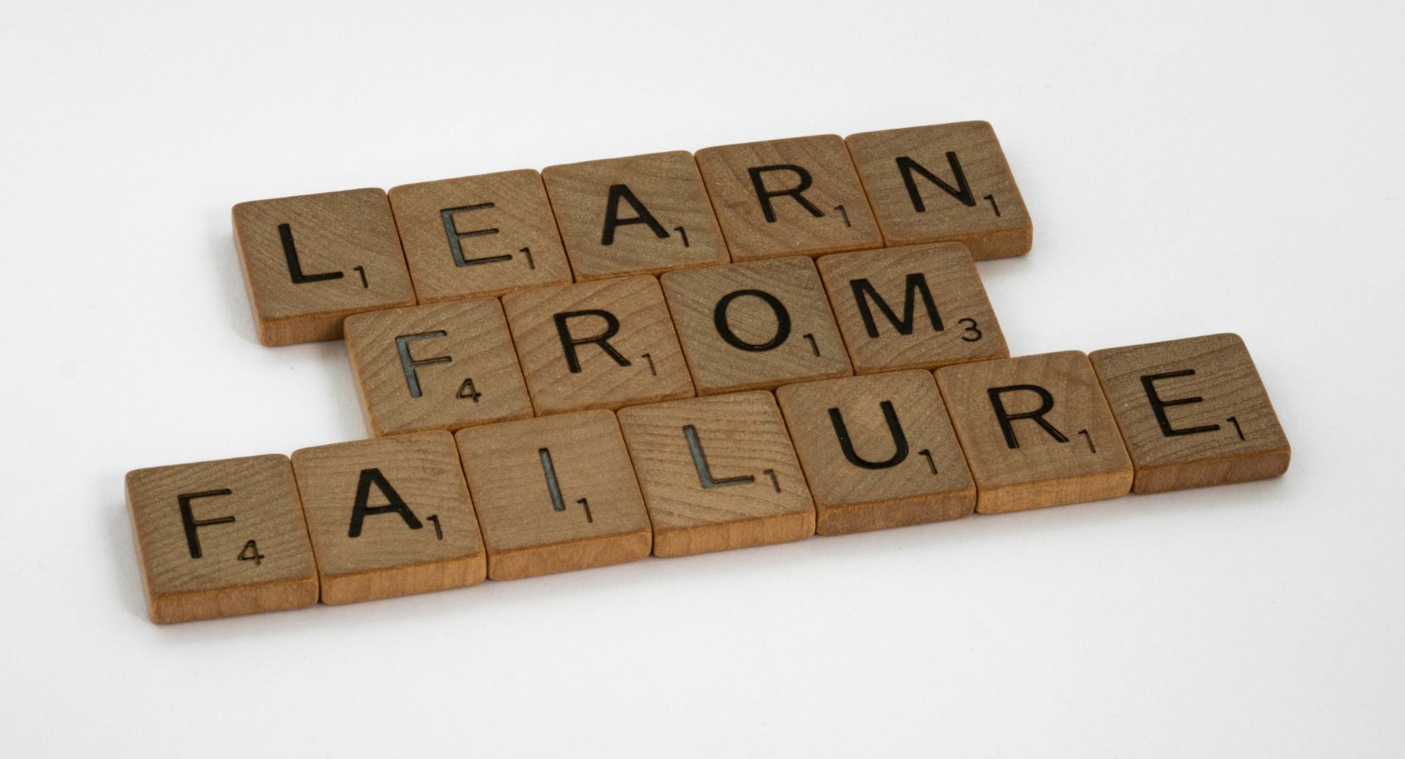 blocos de letras formando a frase "learn from failure"