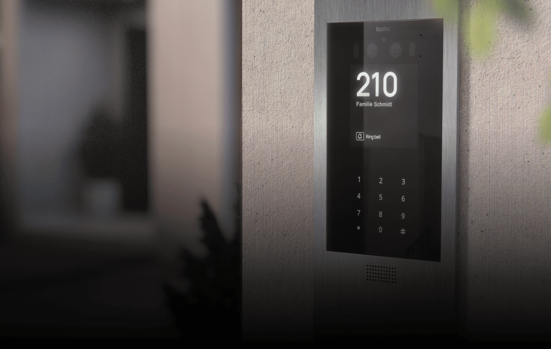 Intercom screen displaying "910", "Familie Schmidt", and a keypad.