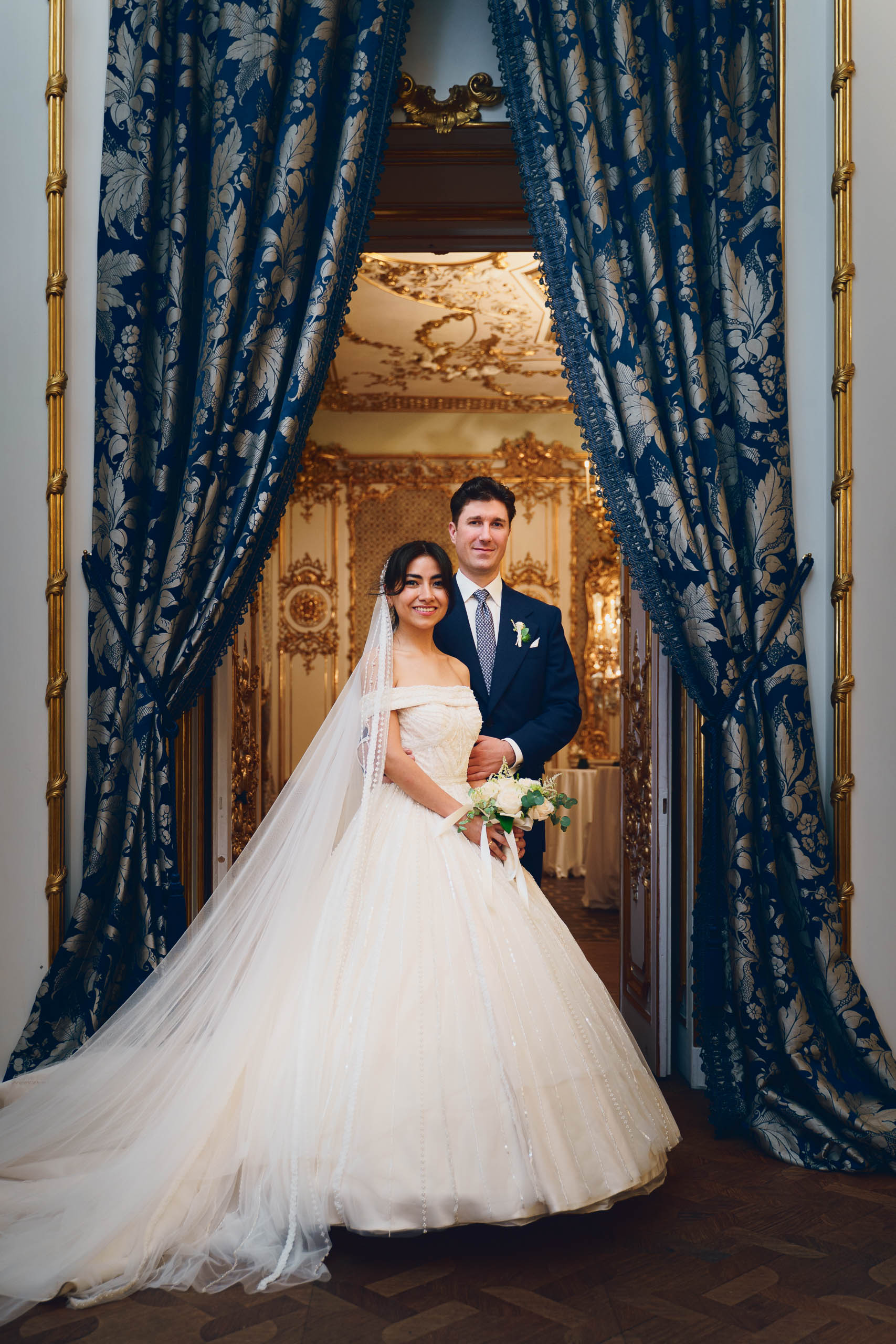 Paarfoto im Stadtpalais Liechtenstein - Hochzeitsfotografie Wien Leon Moik