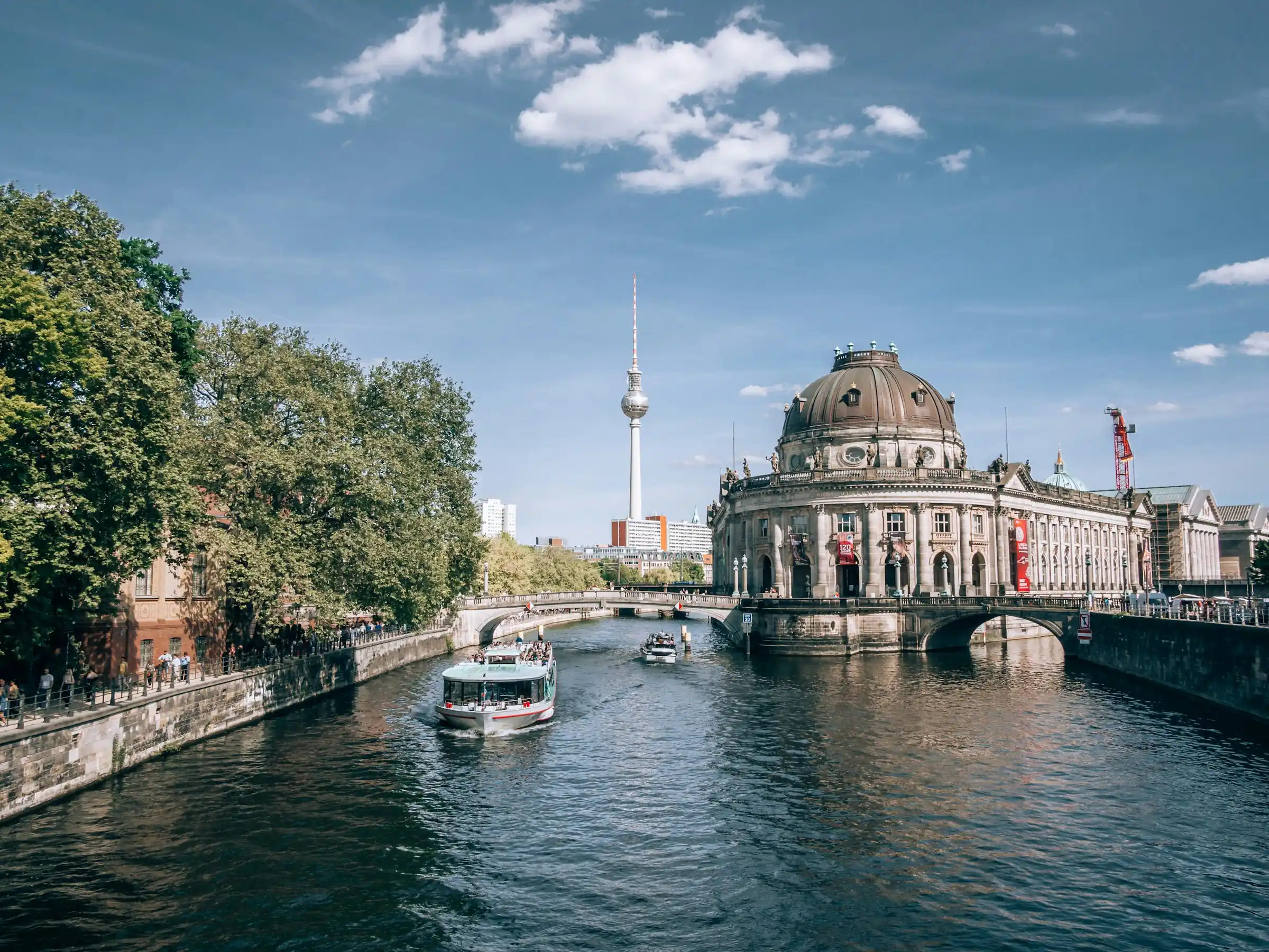 Berlin-Mitte, Museumsinsel mit Bode-Museum, Spree und Fernsehturm