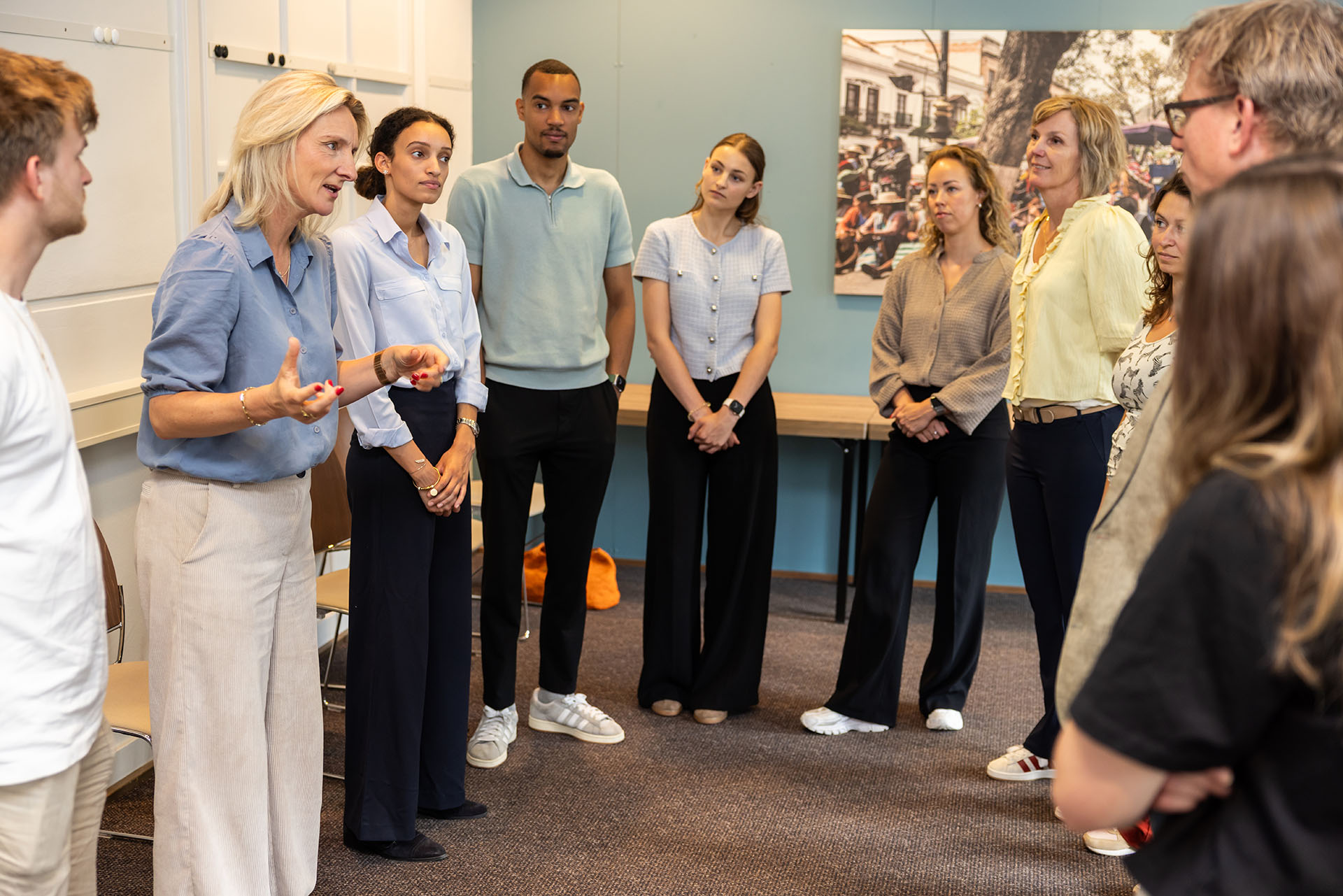 Groepstraining mensen kijken naar blaadjes op de grond
