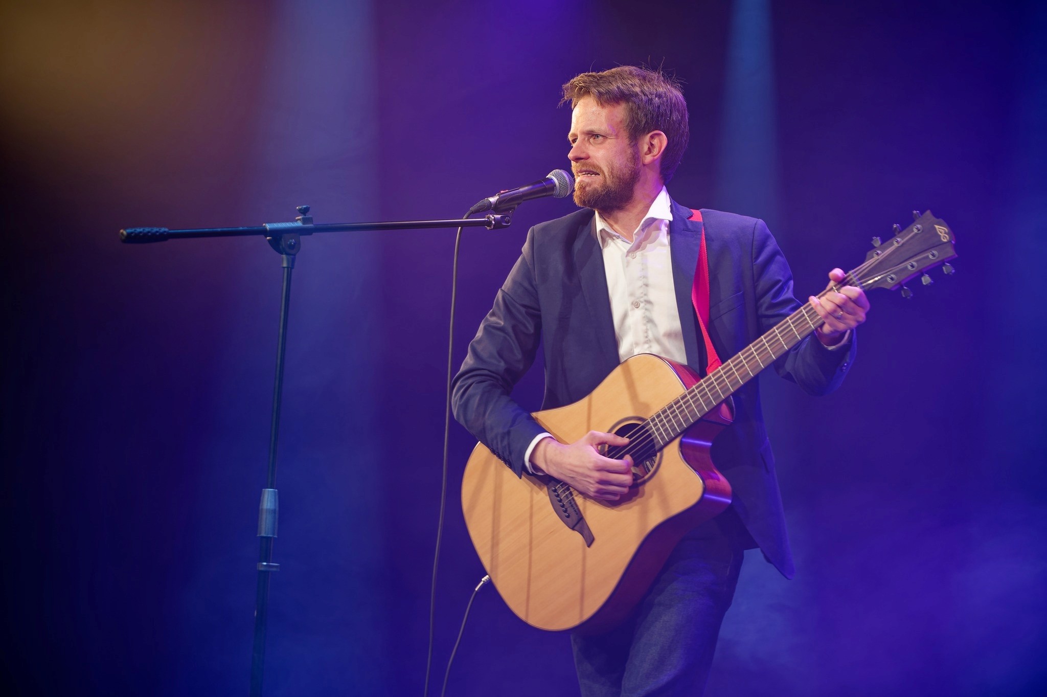 Simon joue de la guitare