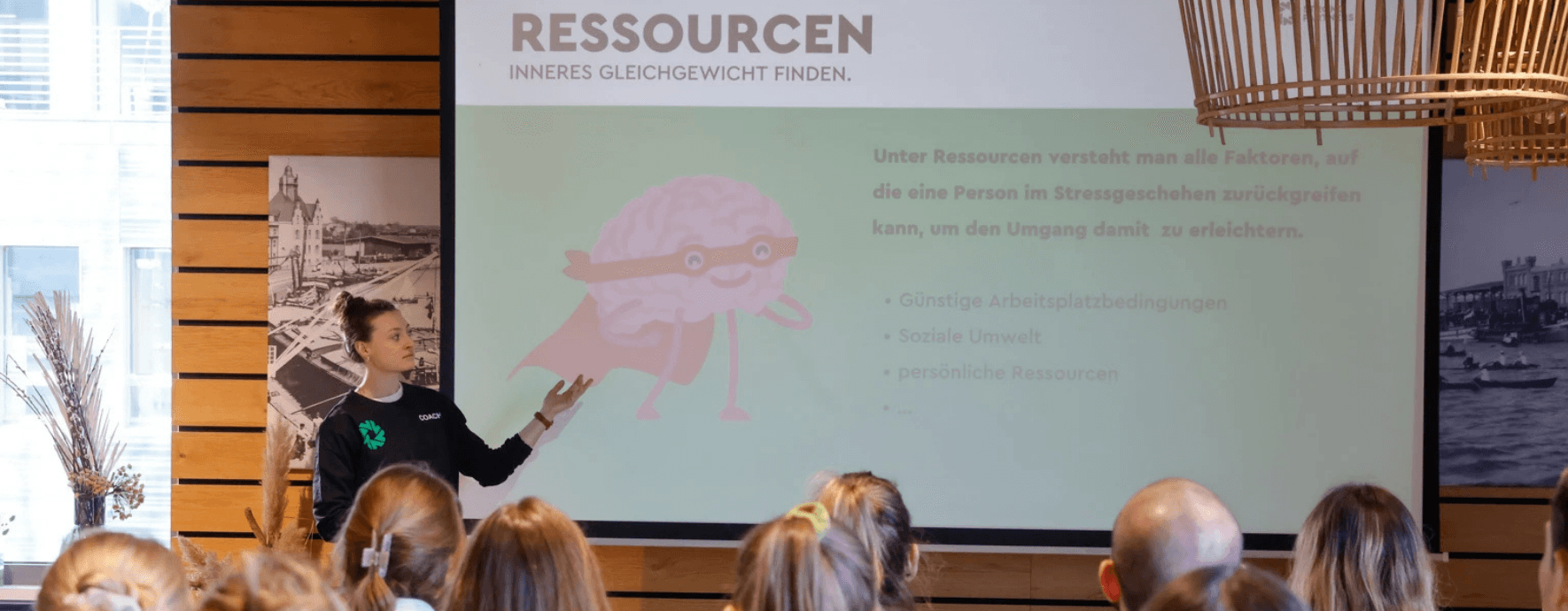 Strong Partners Coach auf einer Bühne vor einer Präsentation zum Thema Resilienz und Achtsamkeit