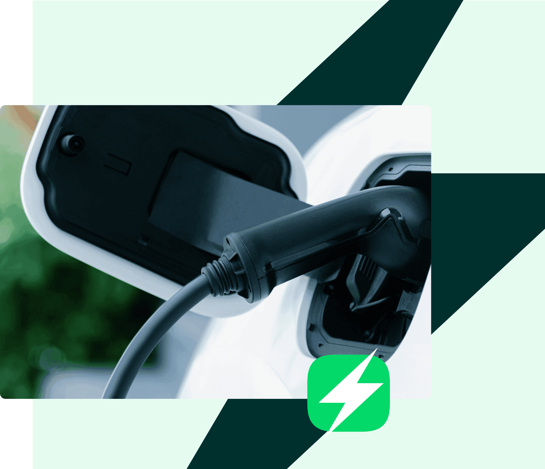 Voiture électrique branchée à sa borne de recharge