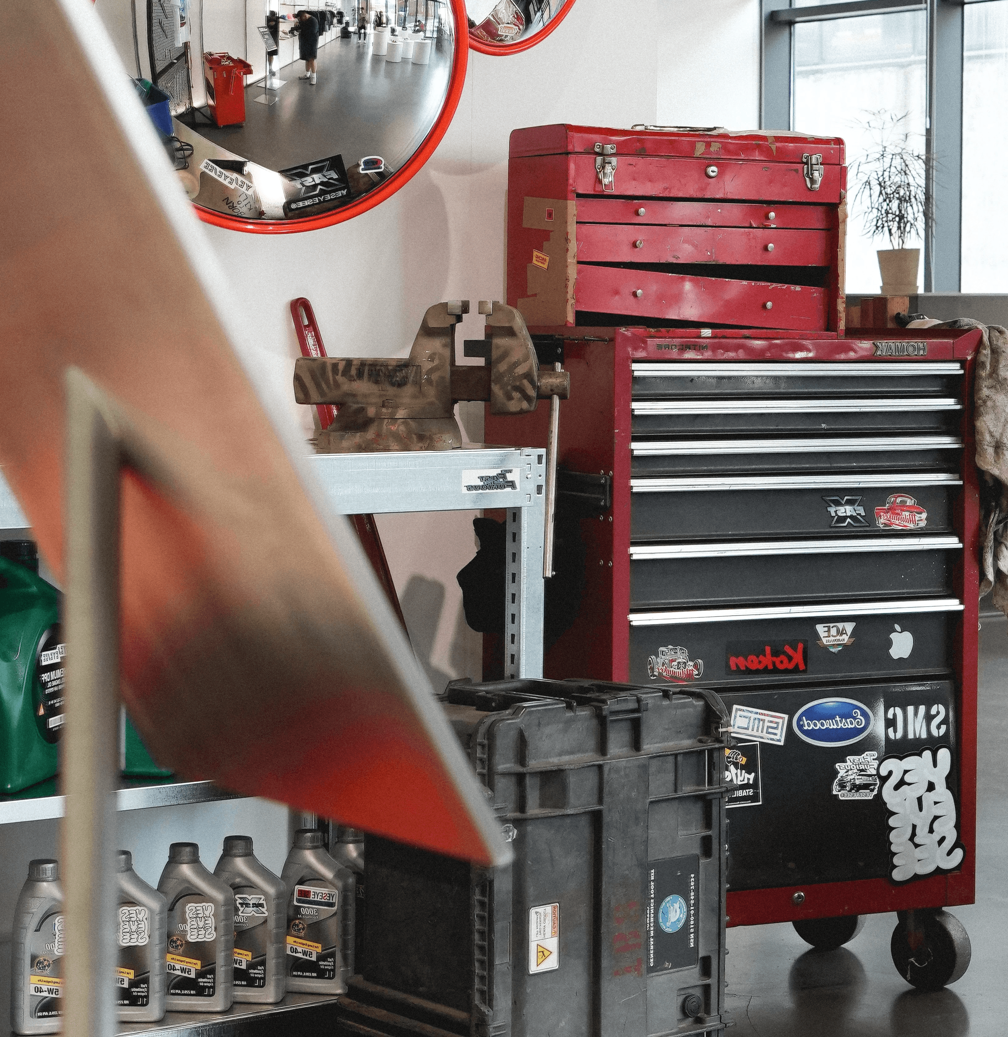 YESEYESEE 팝업스토어 브랜드 소품 연출, 메탈 메시 행거 패널, 오일 캔 선반, 포스터 구성 / YESEYESEE pop-up brand prop curation — metal mesh display panel, oil can shelving, and poster composition