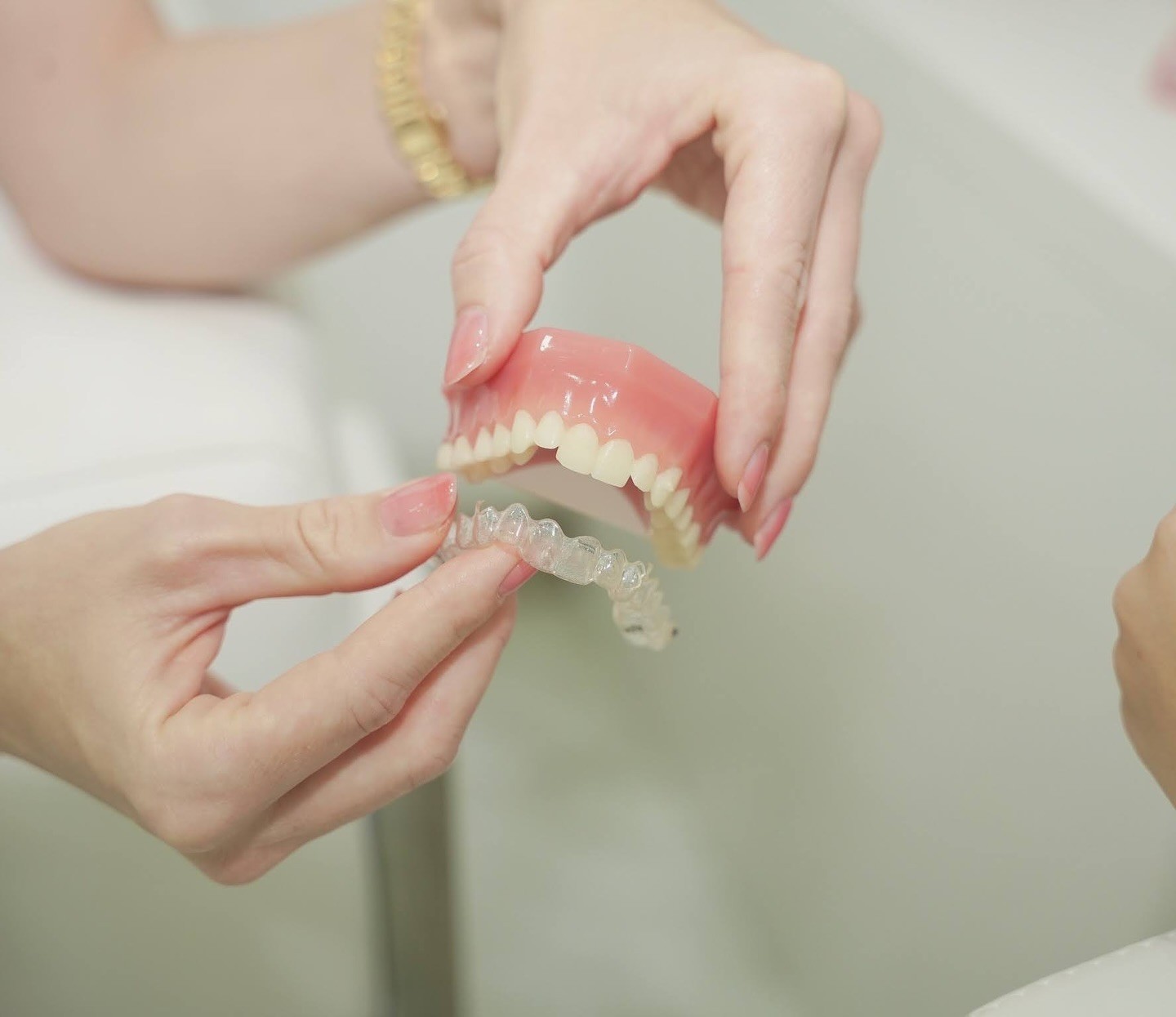 Clear retainer at Invisalign Center featured in an Invisalign® before-and-after case, used to align and maintain position of teeth