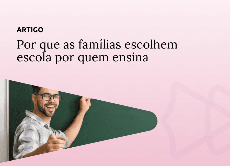 Homens com caneta na mão no quadro-negro