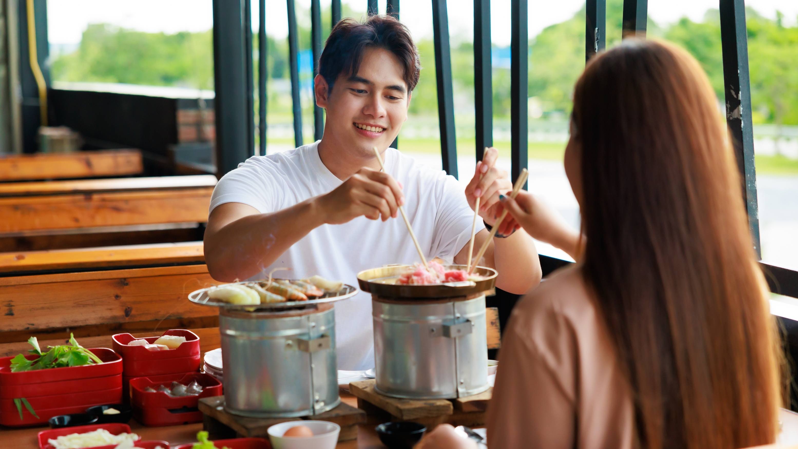 一对情侣在吃火锅