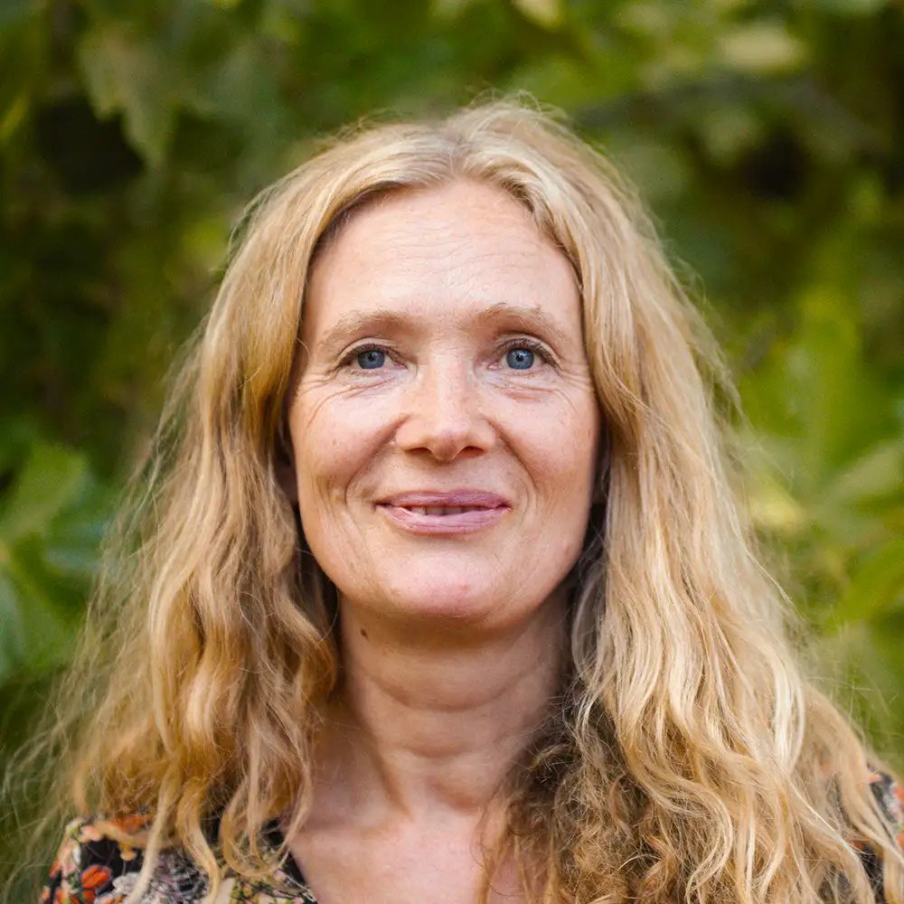 Lehrerin vor Naturhintergrund