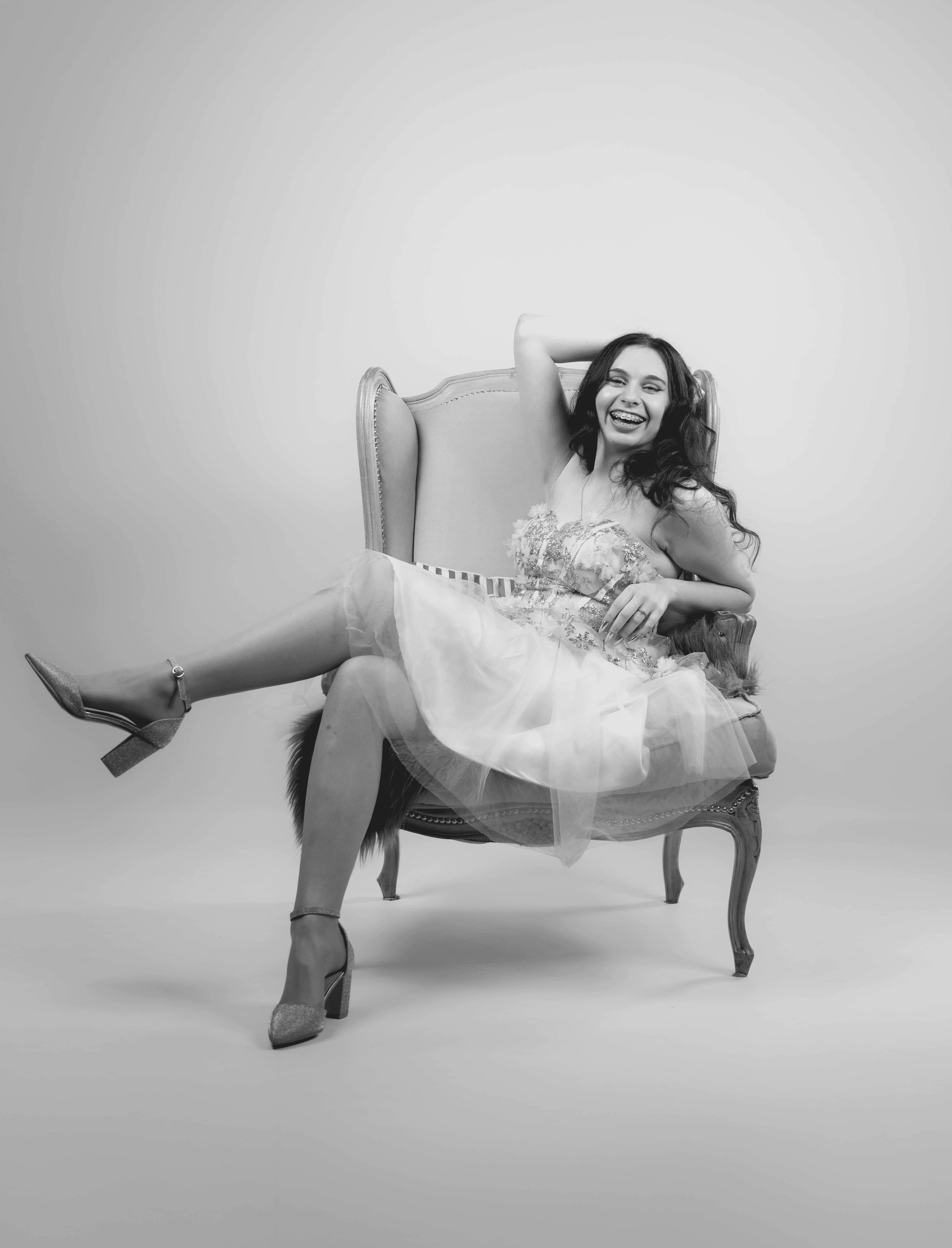 Sedinta foto alb negru pe fundal alb in studio