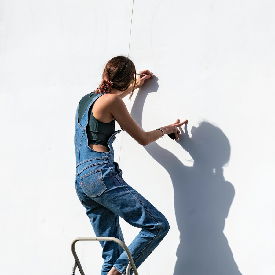Mujer pintando una pared después de una reparación
