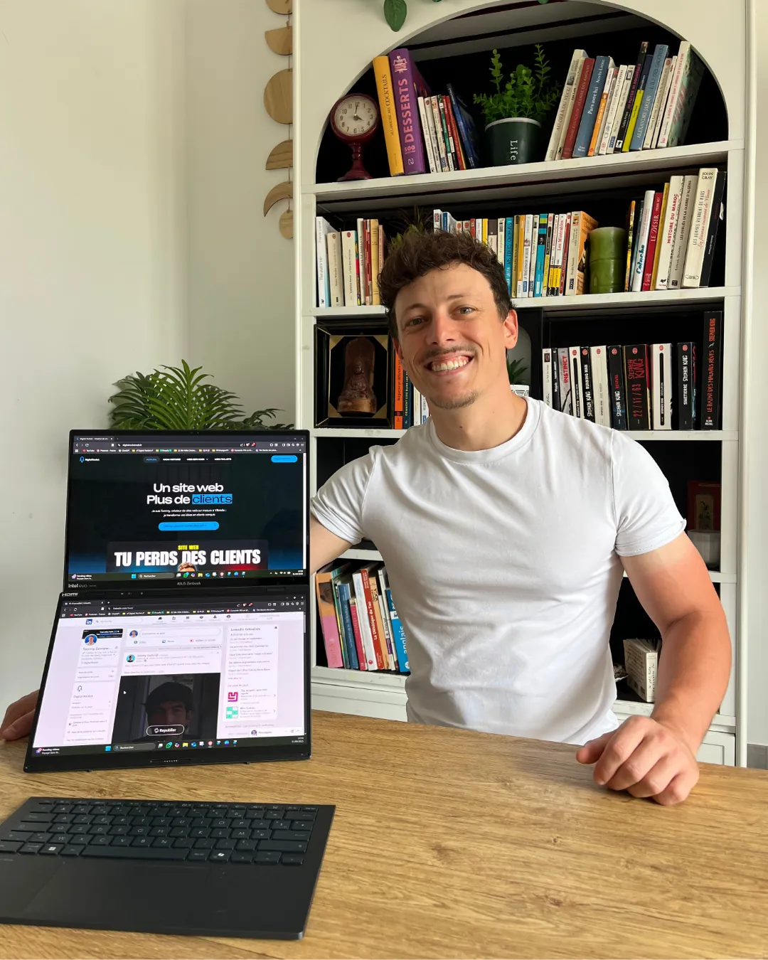 Tommy Serrano présentant un site web créé pour ses clients depuis son ordinateur