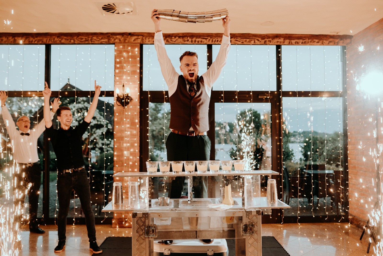Barman na wesele zabawia gości pokazem barmańskim