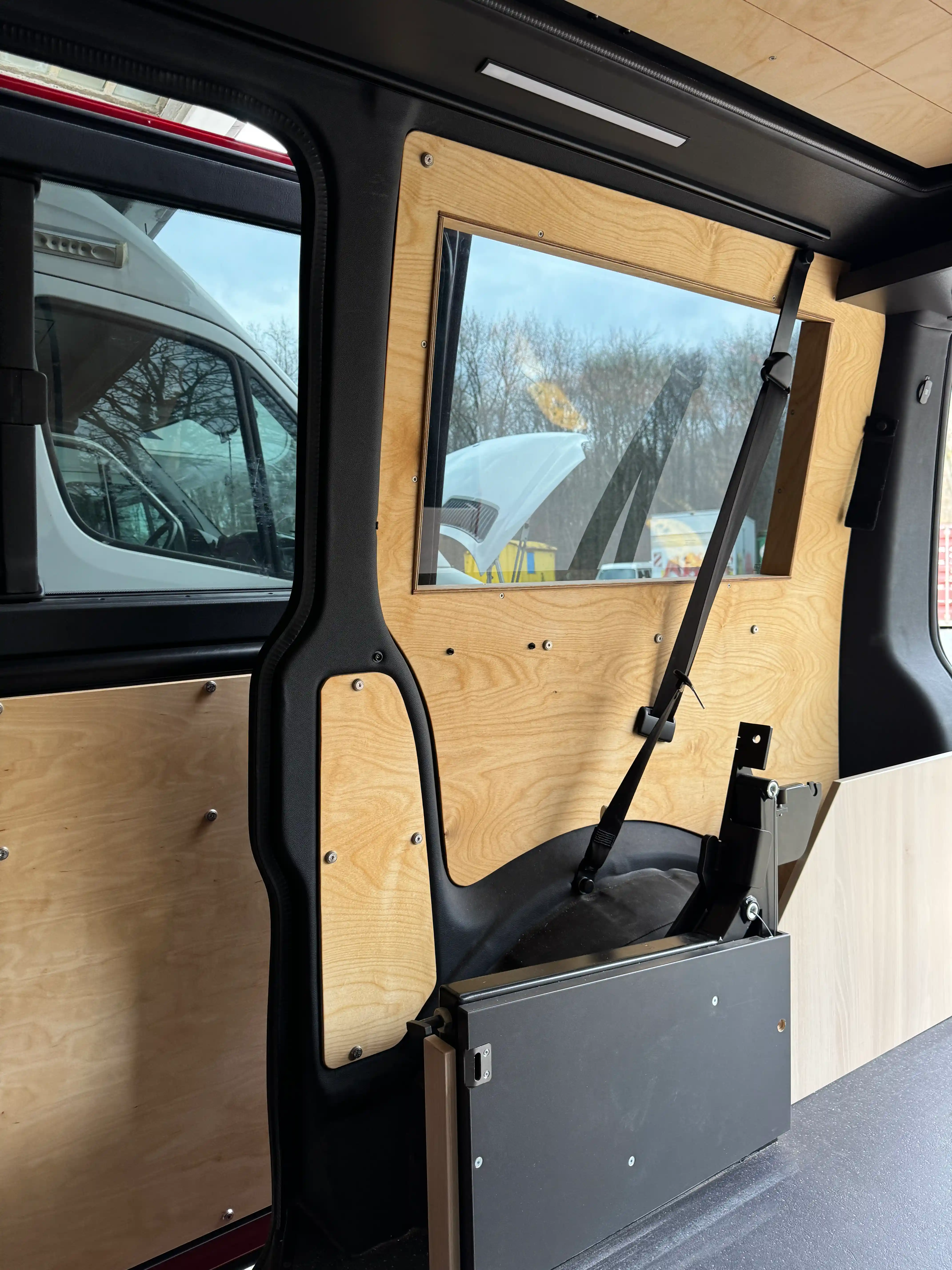 Detailaufnahme der Wellenstruktur der Akustiklampe aus Holz, zeigt Material und handgefertigte Verarbeitung