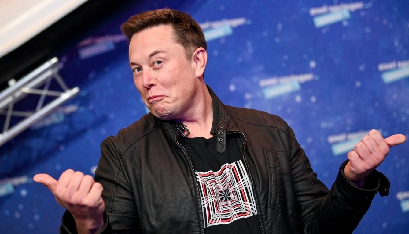 Elon Musk, noto imprenditore e CEO di Tesla e SpaceX, ha recentemente scatenato una controversia con un tweet che ha criticato duramente Apple e OpenAI. Musk ha affermato che Apple non è in grado di sviluppare una propria intelligenza artificiale