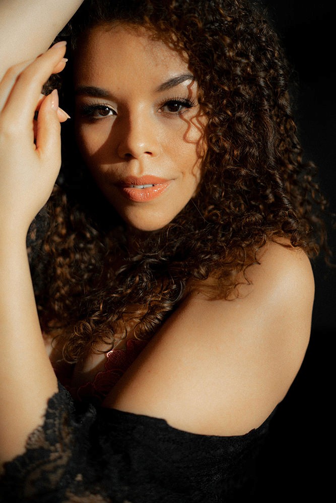 Sensual boudoir photography by Ramona, highlighting self-love in Solothurn.