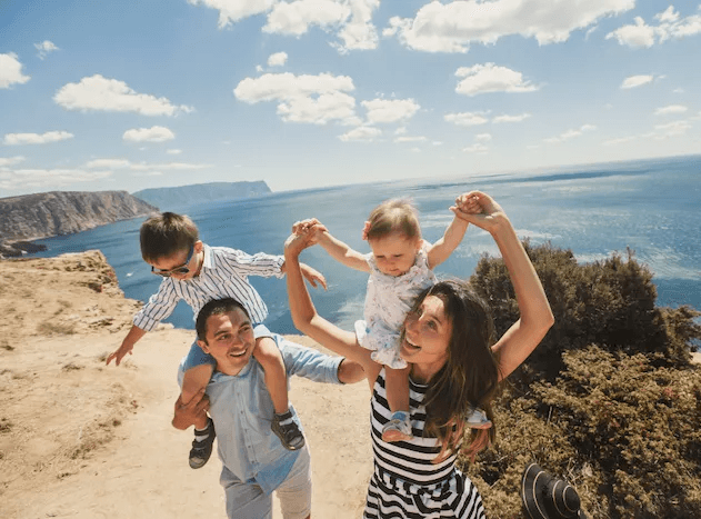 Imagem de uma família se divertindo numa viagem pelo mediterrâneo.