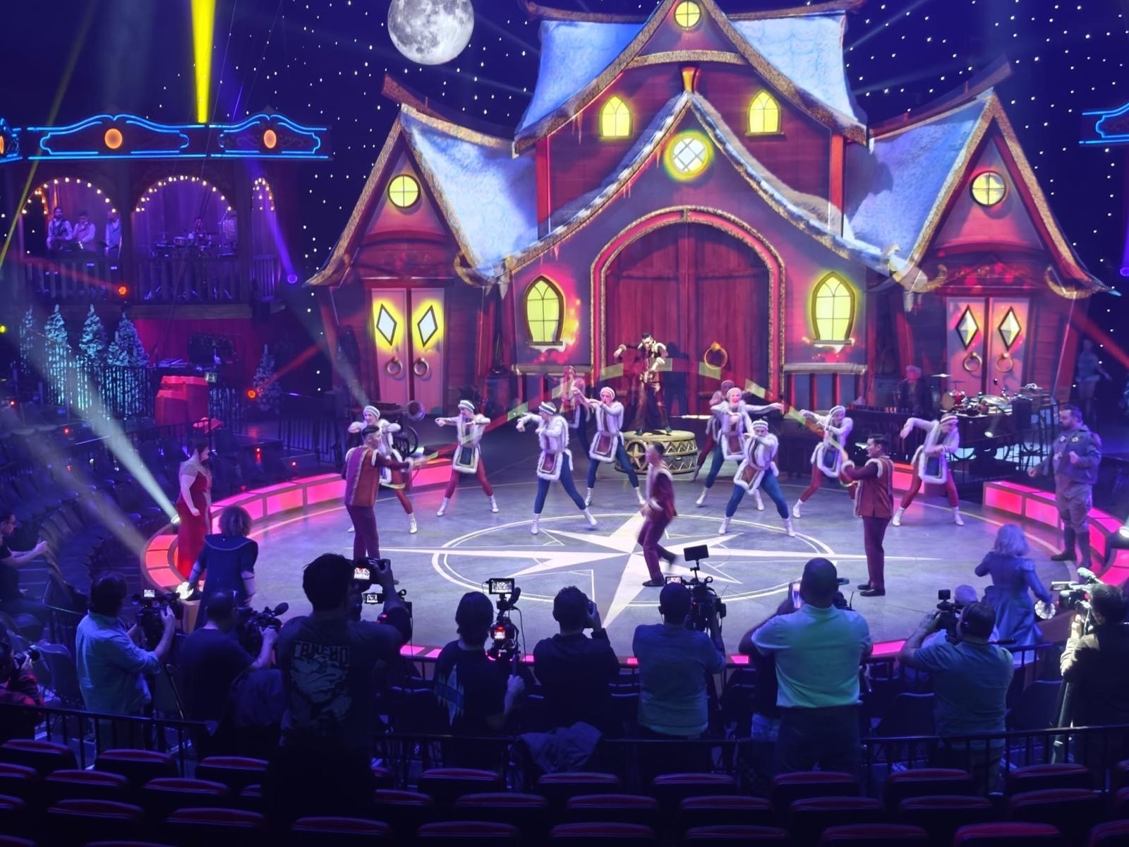 Cámaras grabando una actuación de circo