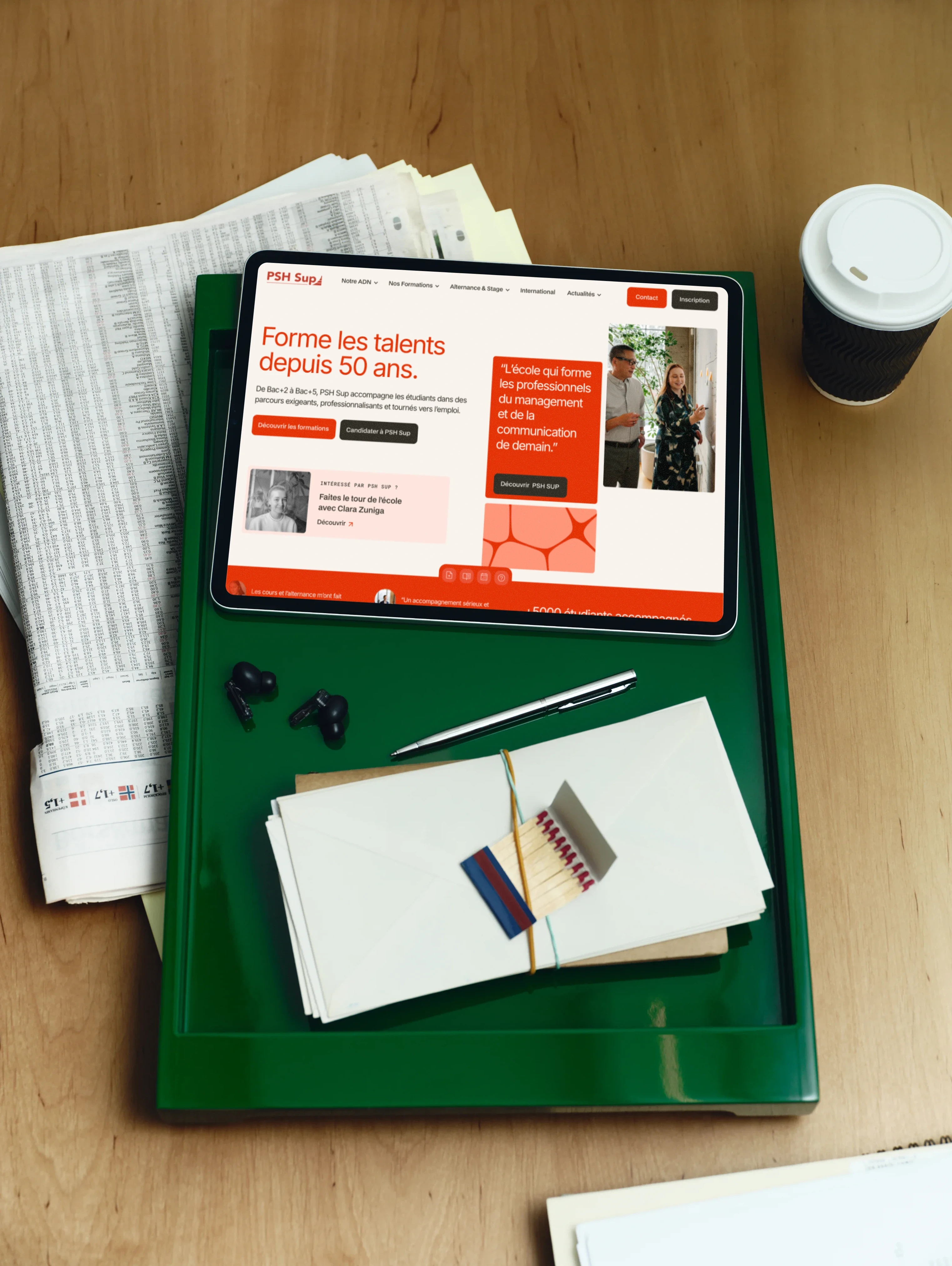 ipad avec le site web psh sup sur un plateau vert