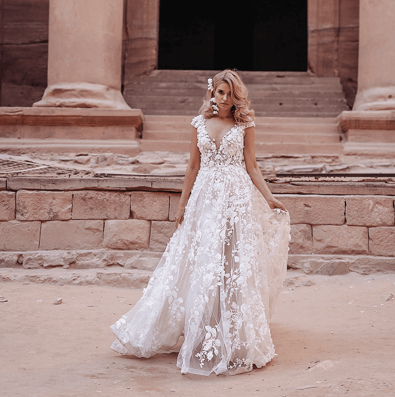 Spitzenbrautkleid im Boho Look von Dama Couture