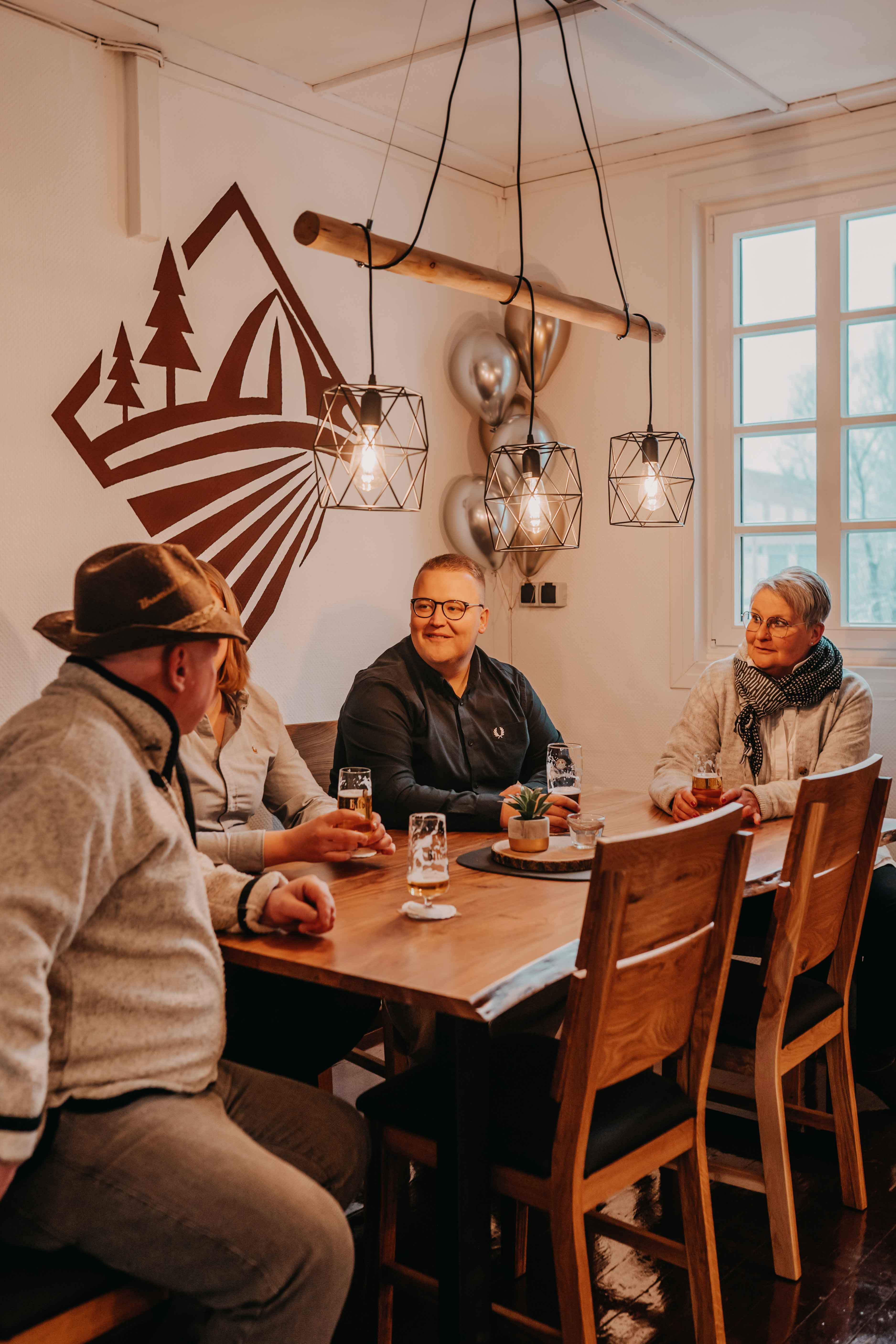 Eine Unterhaltung an einem Tisch