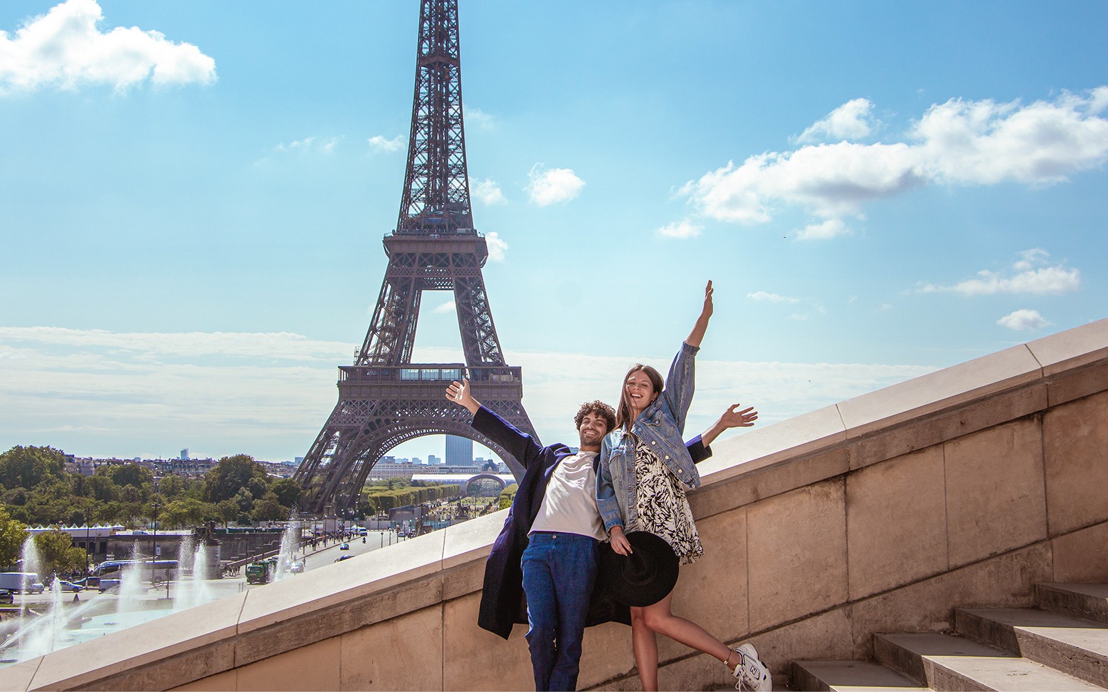 Cặp đôi tạo dáng vui vẻ trước Tháp Eiffel trong một buổi chụp ảnh riêng tư ở Paris.