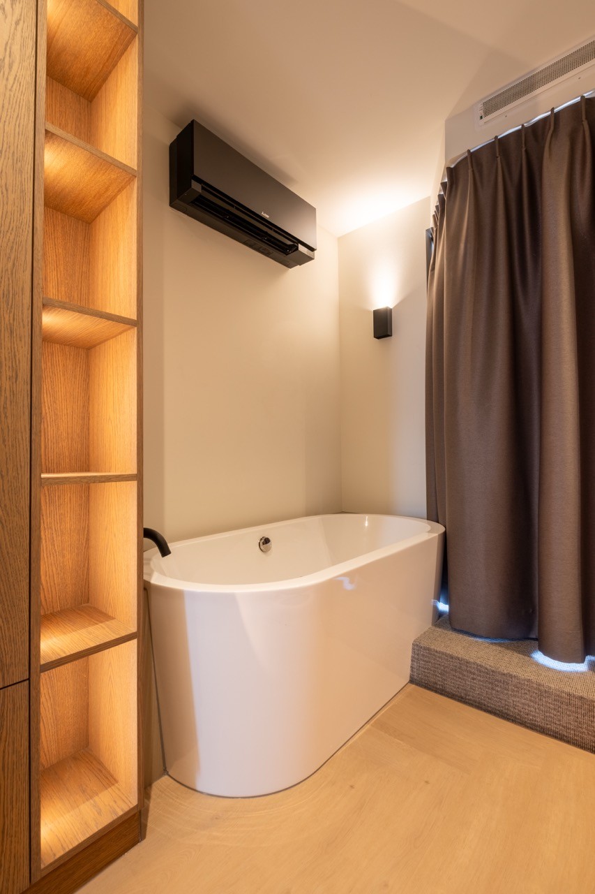 Vrijstaand bad in luxe suite van Hotel Four Stories in Scheveningen