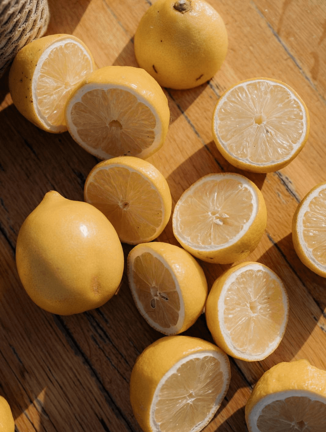 Sommerliche Hochzeitsdekoration mit Zitronen als frisches Designelement