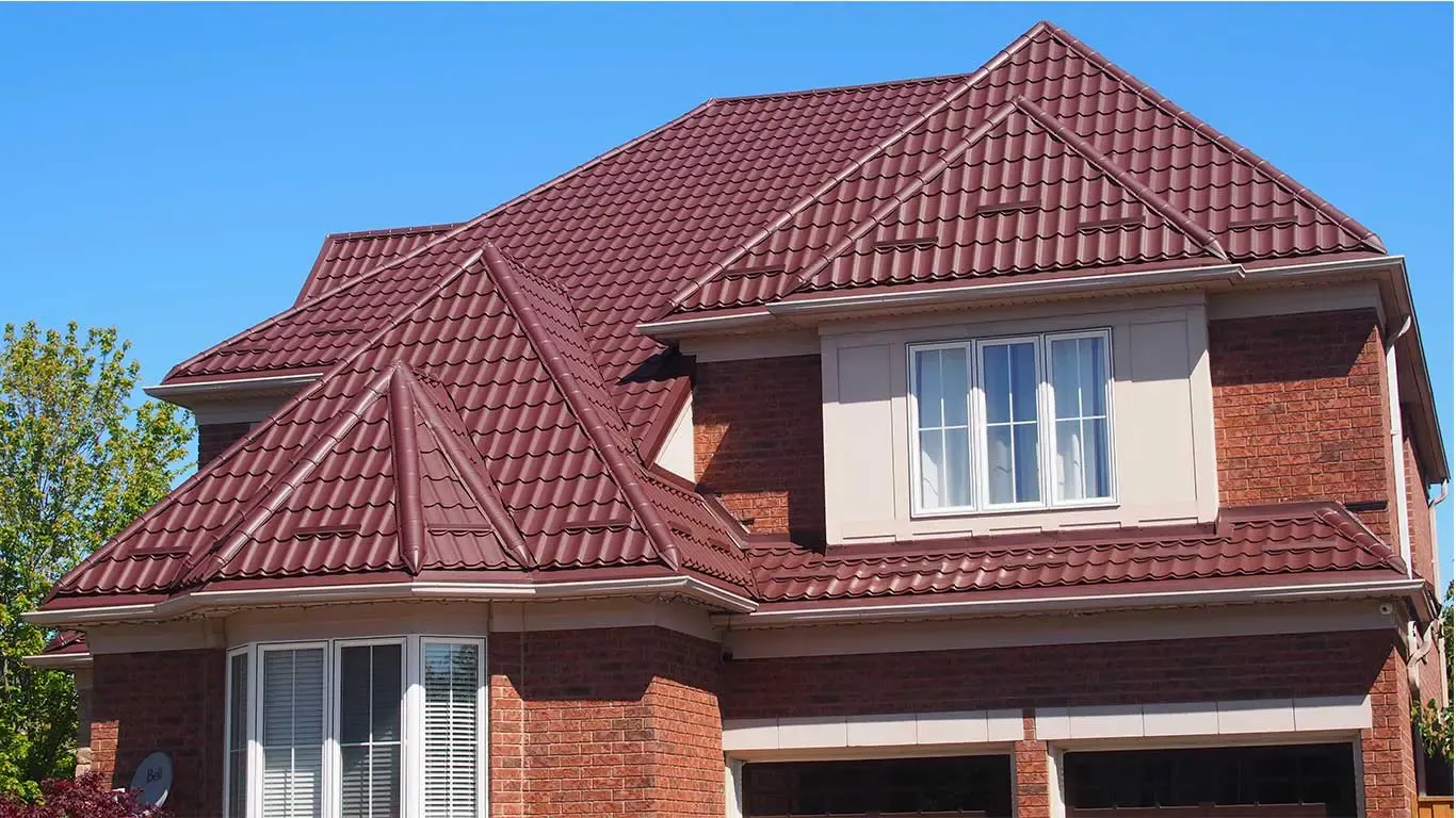 Toiture métallique gris anthracite sur maison avec balcon en fer forgé au Québec