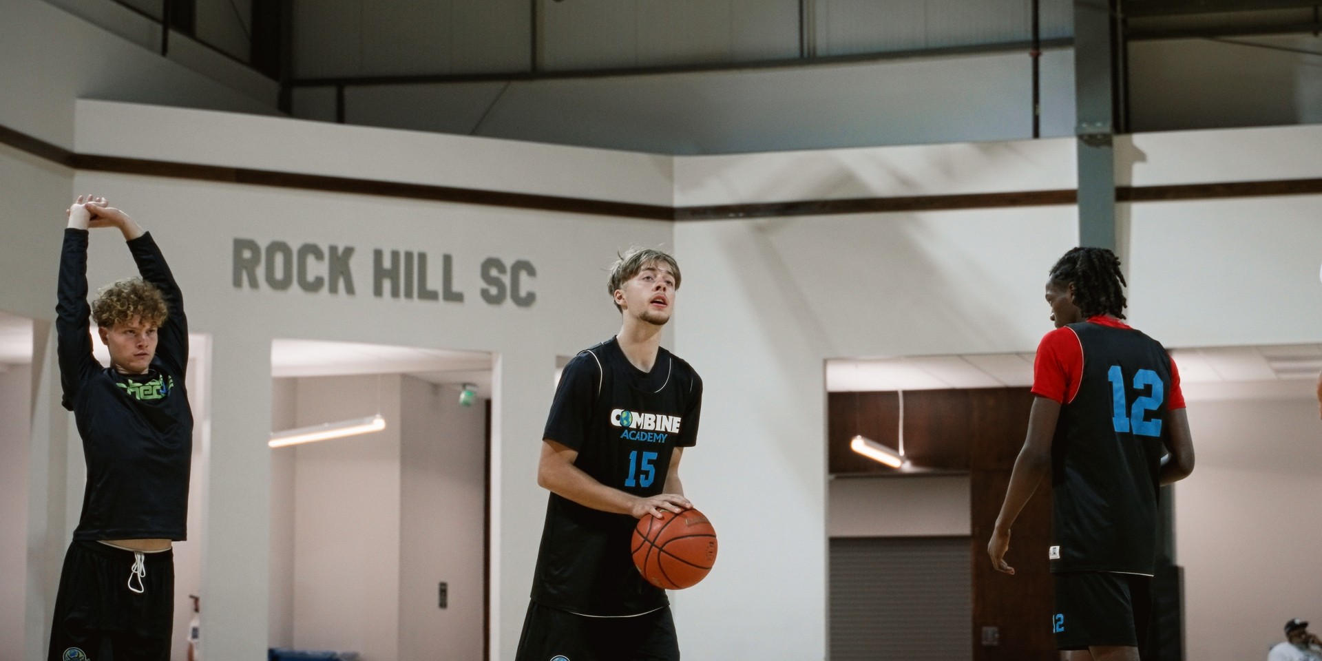 Échauffement de jeunes joueurs de basketball dans le gymnase de Rock Hill SC.