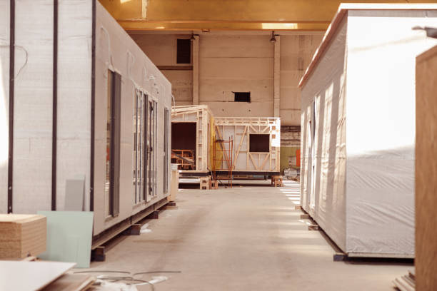 Prefab bouwmodules in productiehal van ADCM Bouw voor snelle en efficiënte woninguitbreiding