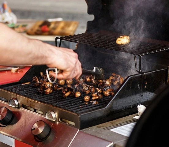 Grillade de viande sur barbecue