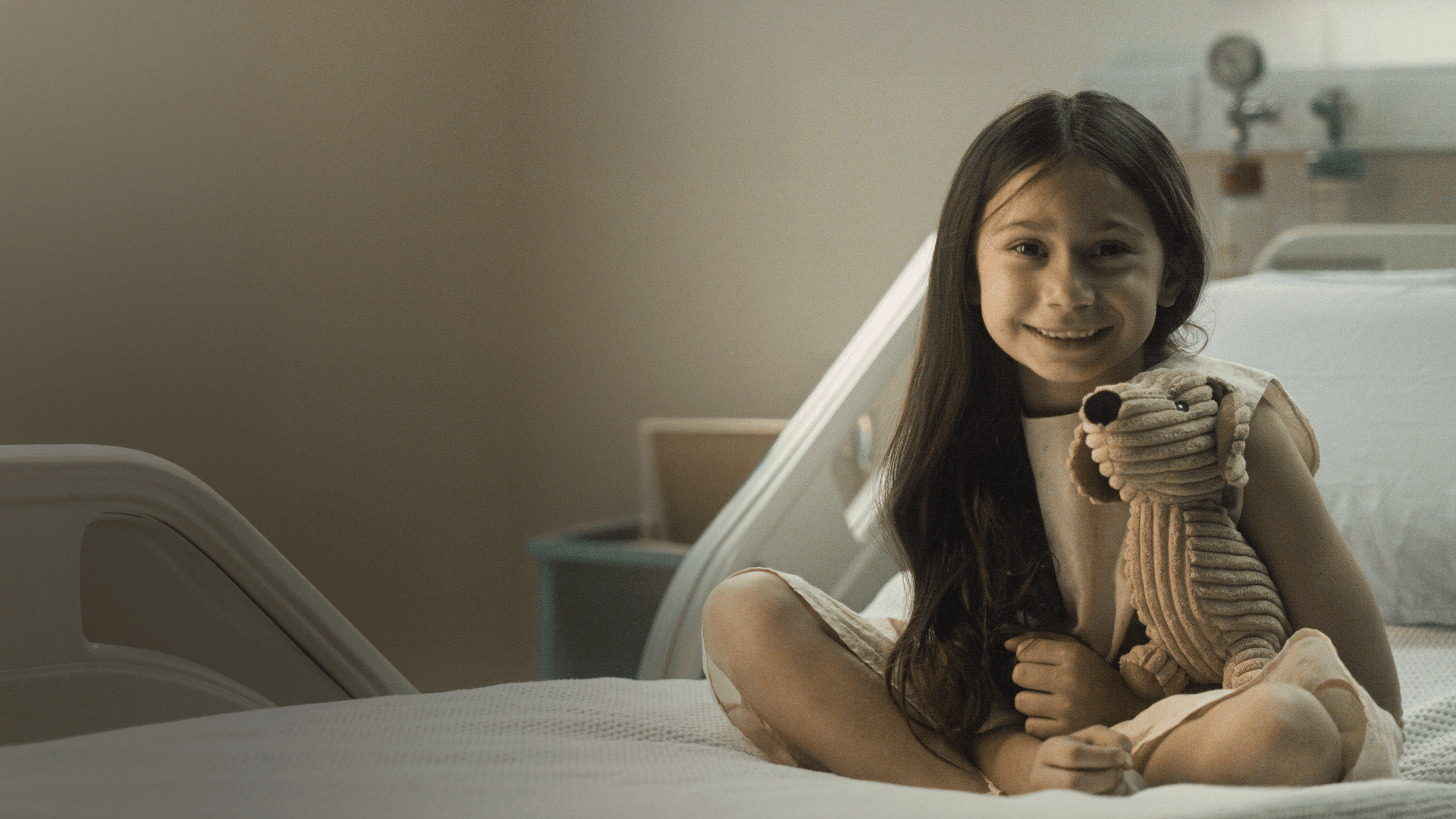 Familia acostada en el piso sonriendo