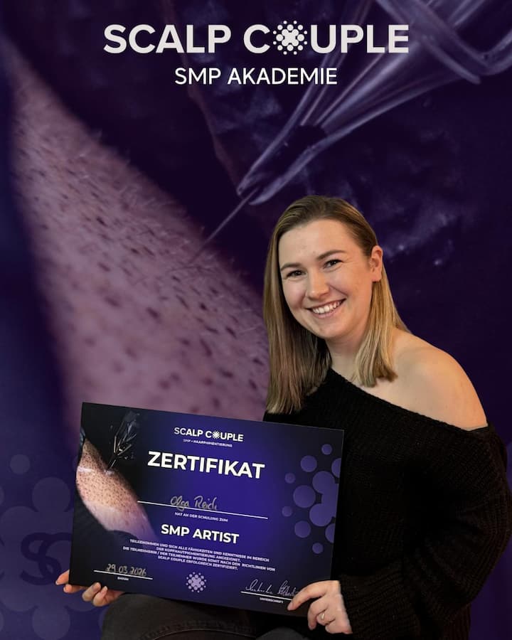 Olga Reich hält ihr Zertifikat als SMP Artist der Scalp Couple Akademie, März 2026