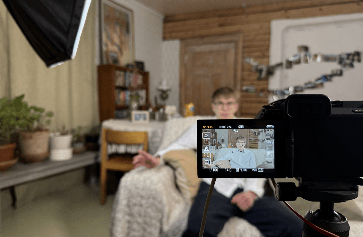 Kaamera ja intervjueeritav koduses võttepaigas