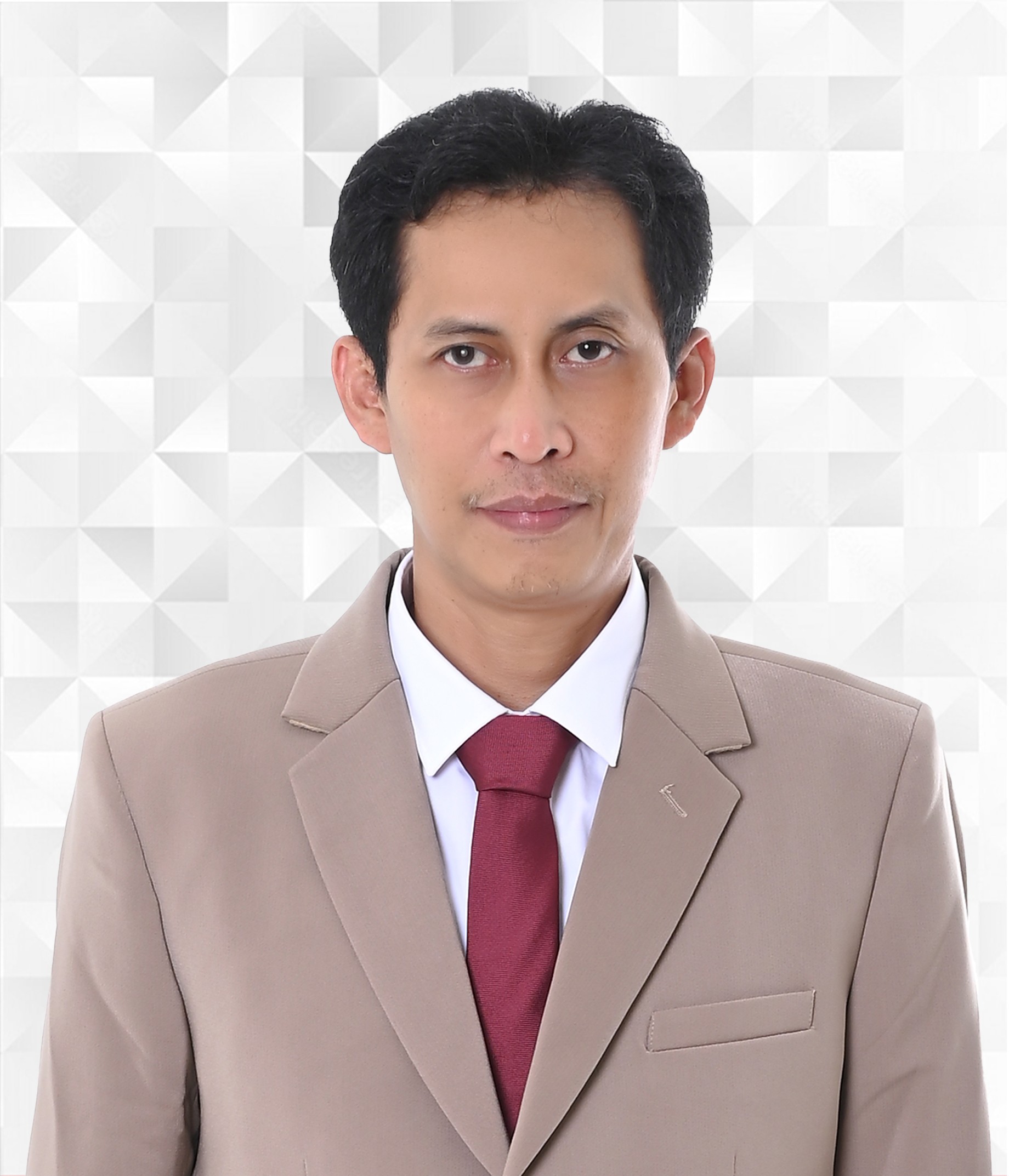 Foto portrait komisaris utama collega Gumilar Satriawan menggunakan jas hitam dan dasi berwarna merah marun