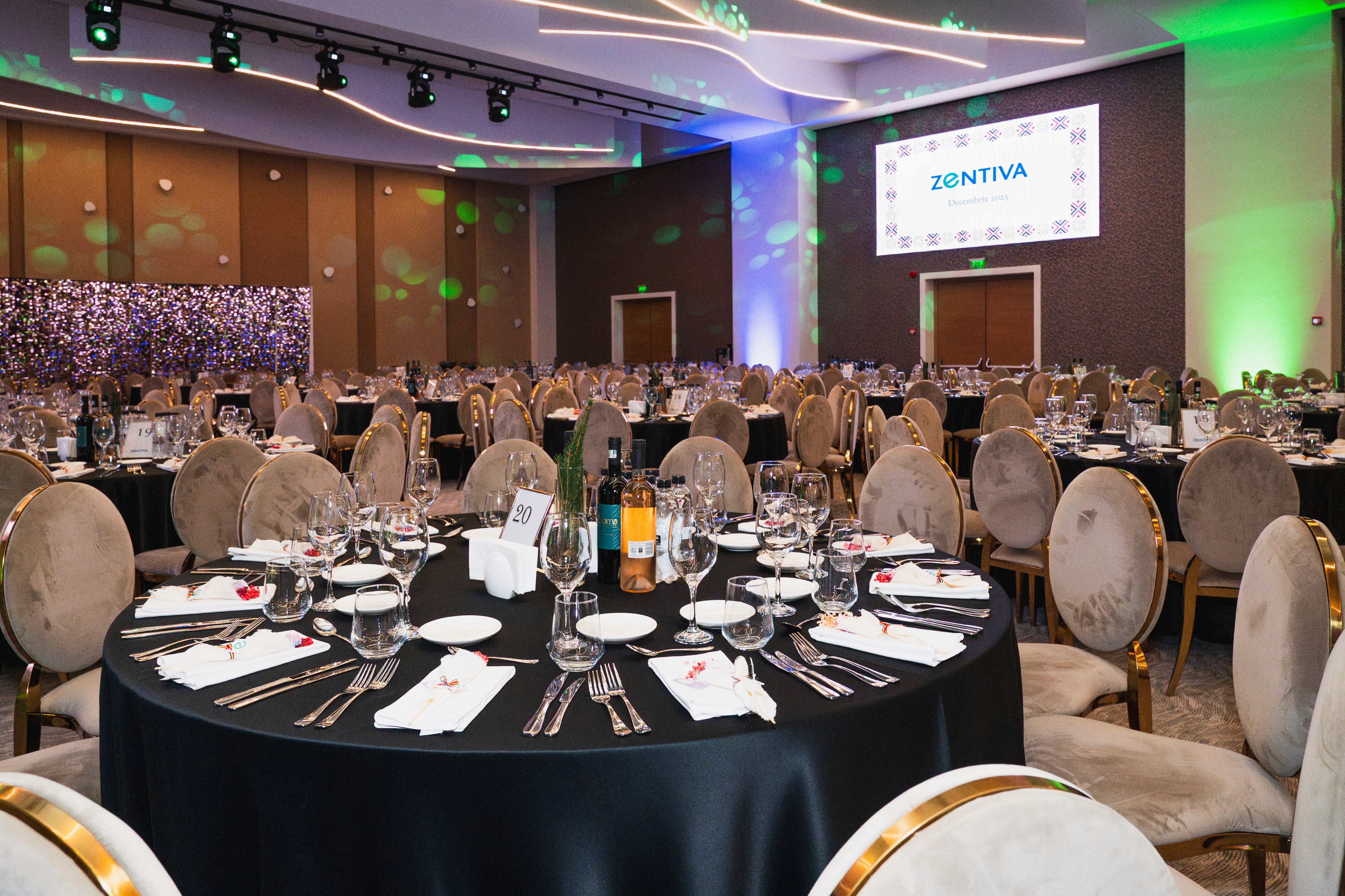 Setup elegant al meselor pentru o petrecere corporate de 900 de persoane, cu decor festiv și scenă pregătită — fotografie profesională evenimente corporate.