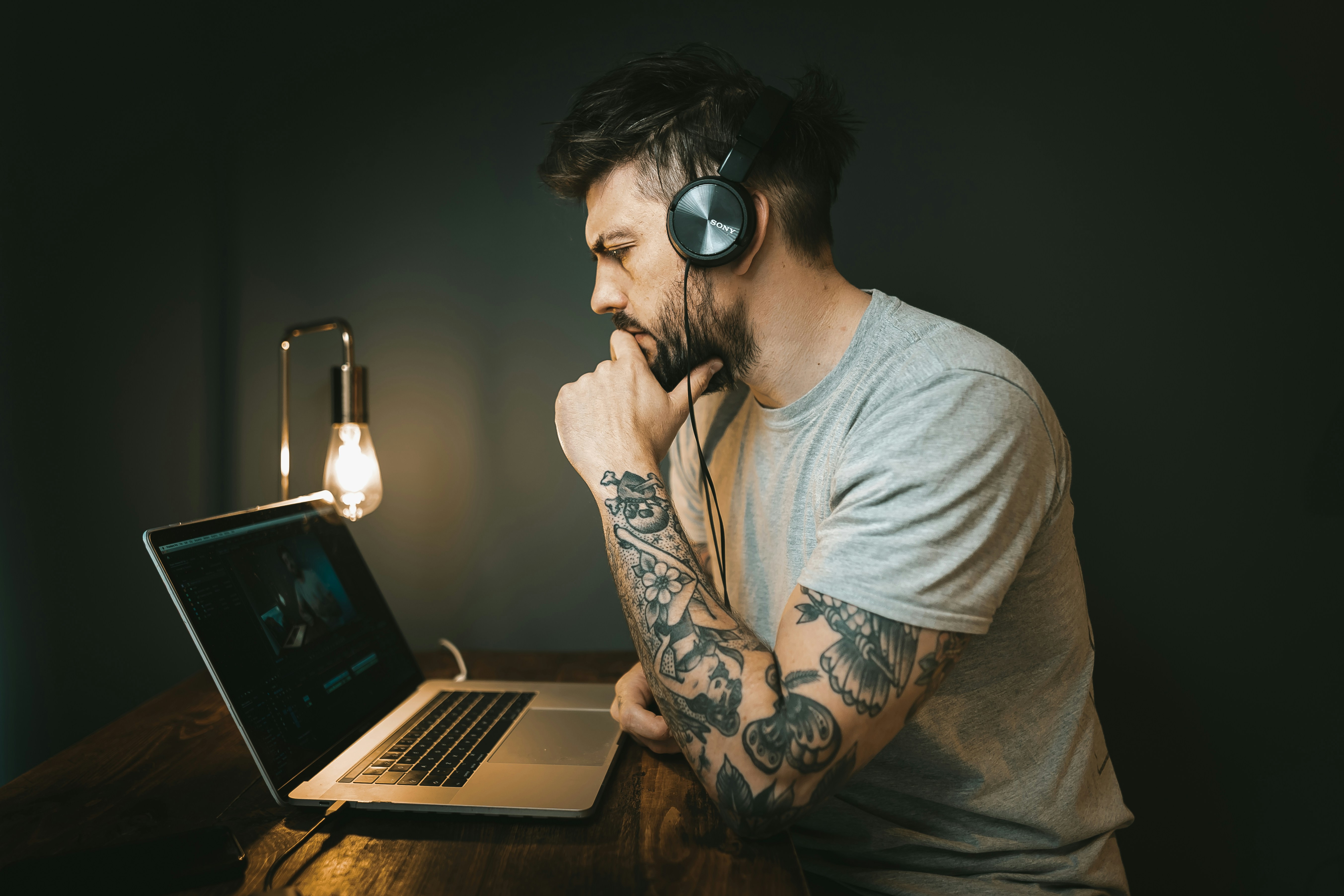man listening music - Best Online DAW