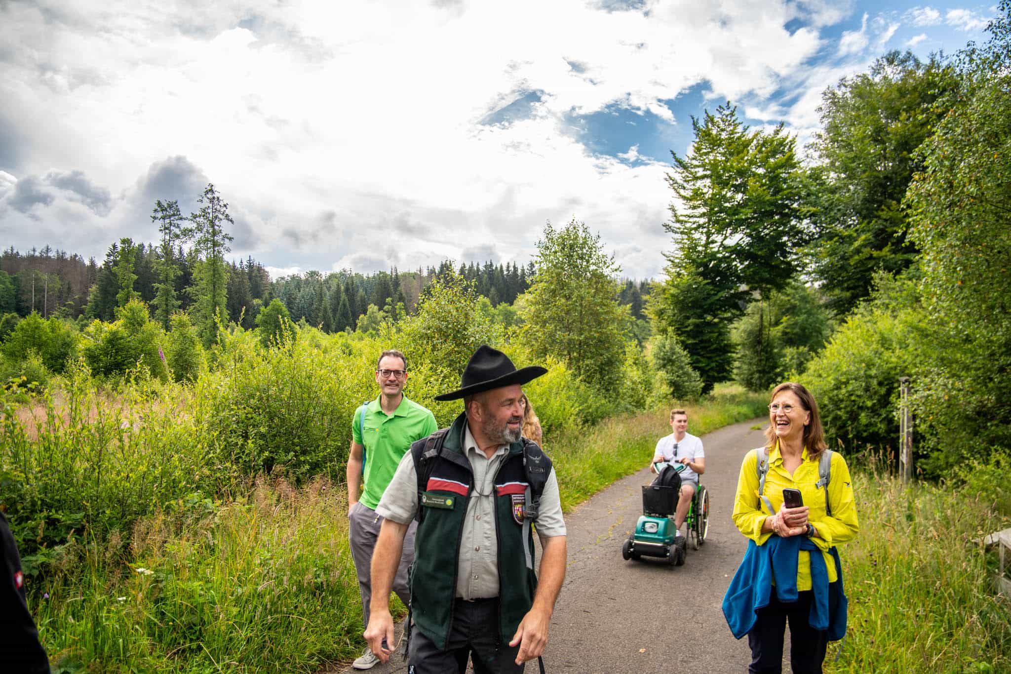 Ranger im Nationalpark mit Wanderer und Swiss Track