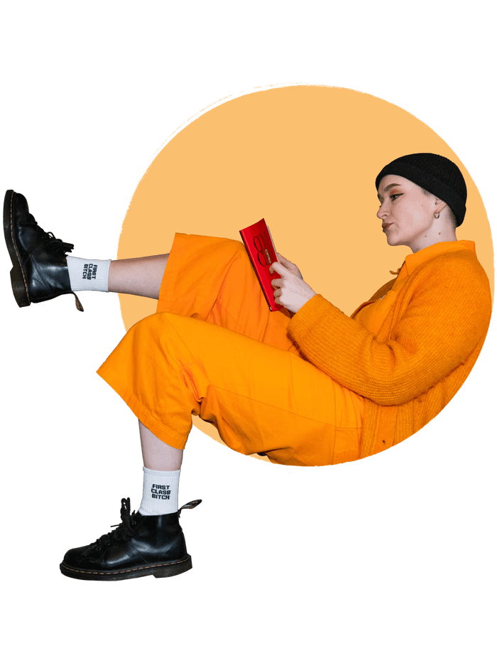 Grafikk av Kristin Skårdal som leser en bok, ikledd oransje klær på blek-oransj bakgrunn
