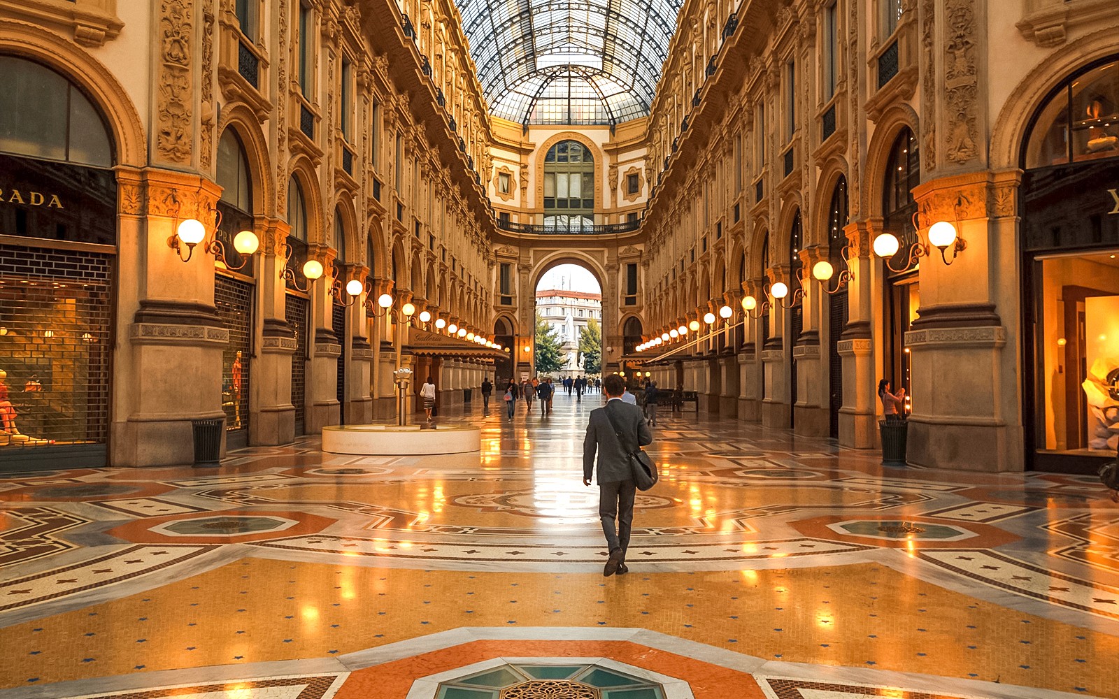 Galleria Vittorio Emanuele II innrétting með fólki að ganga, Mílanó, Ítalía.