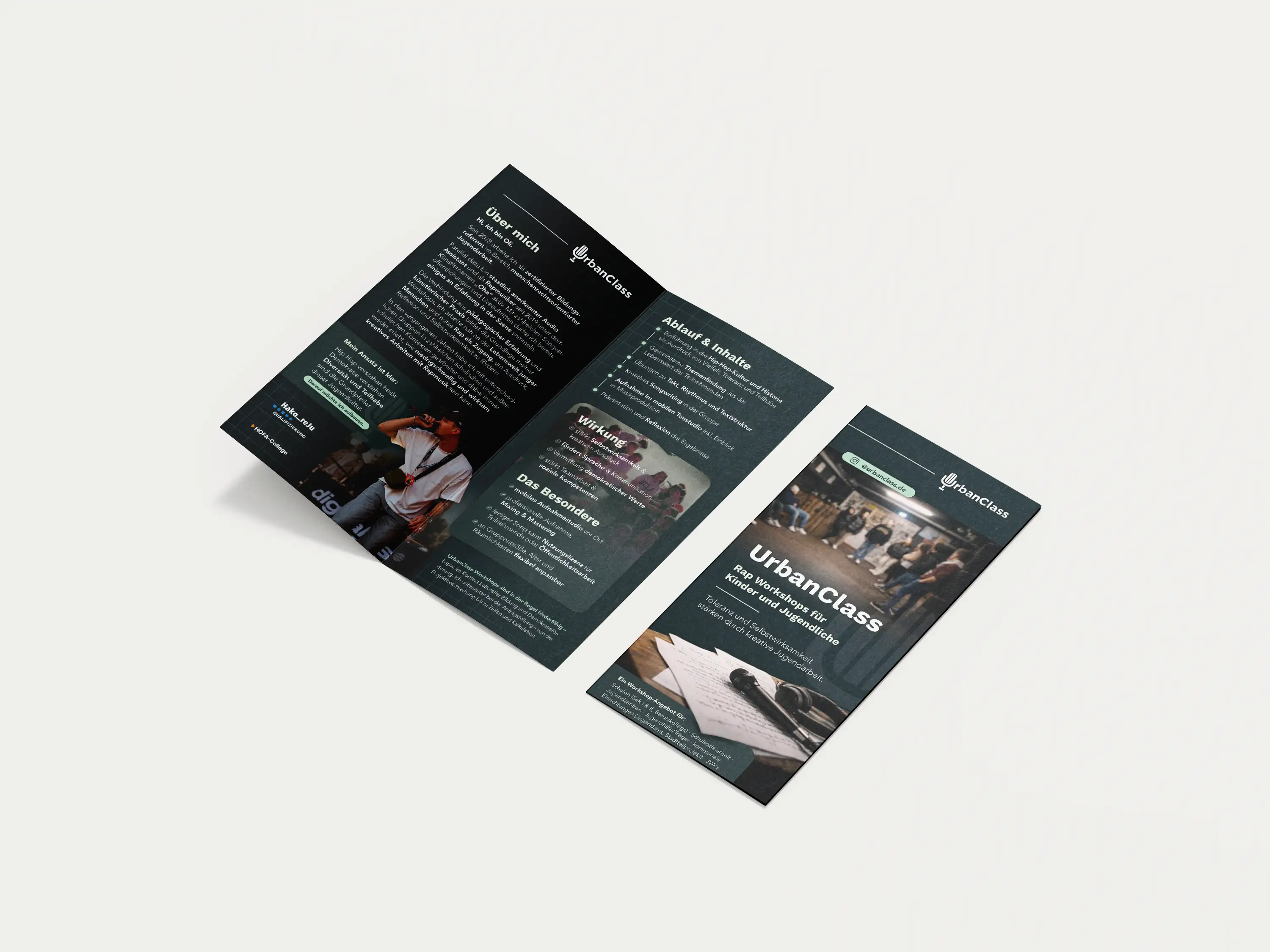Mehrere aufgeklappte Bi-Fold-Flyer für UrbanClass, Rap-Workshops für Kinder und Jugendliche