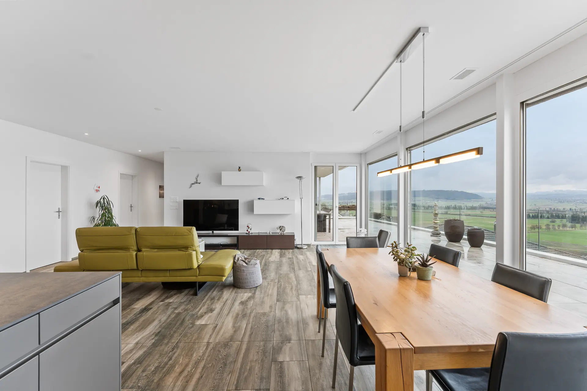 Modernes und lichtdurchfluchtetes Wohnzimmer einer Terrassenwohnung in Egolzwil