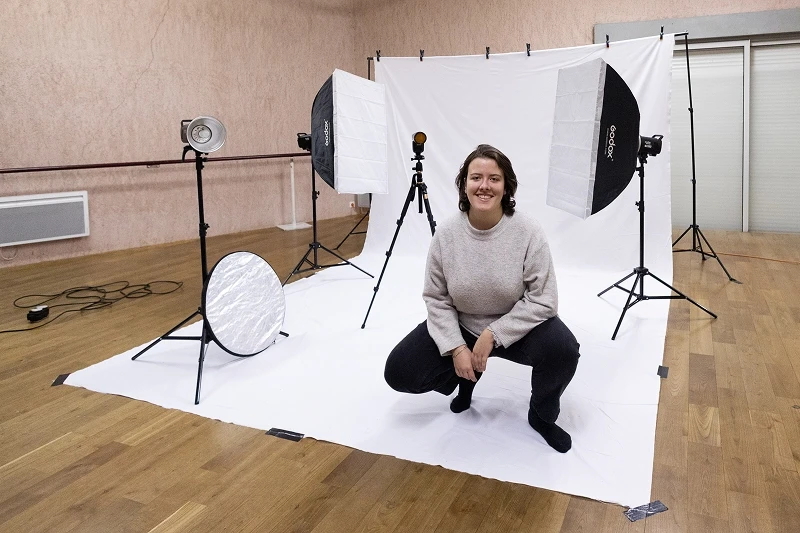 Maïlys Vial au milieu du matériel installé pour un atelier photo